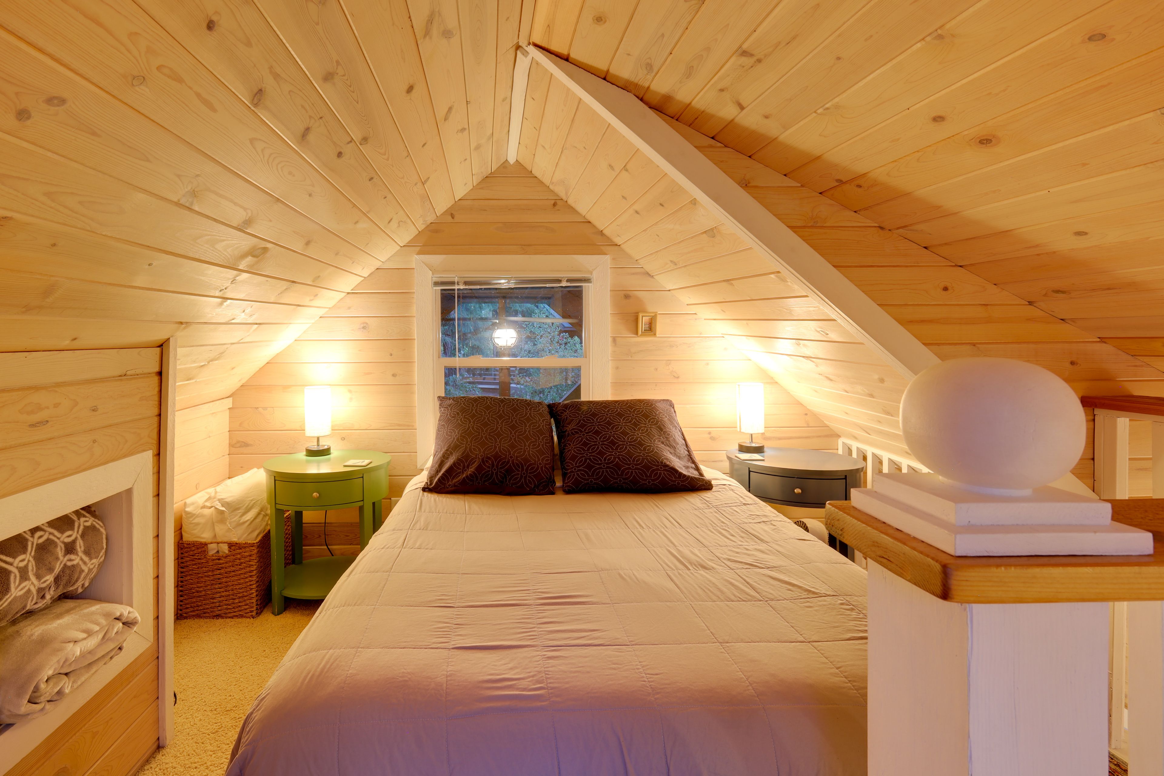 Bedroom | Loft | Queen Bed | Linens Provided