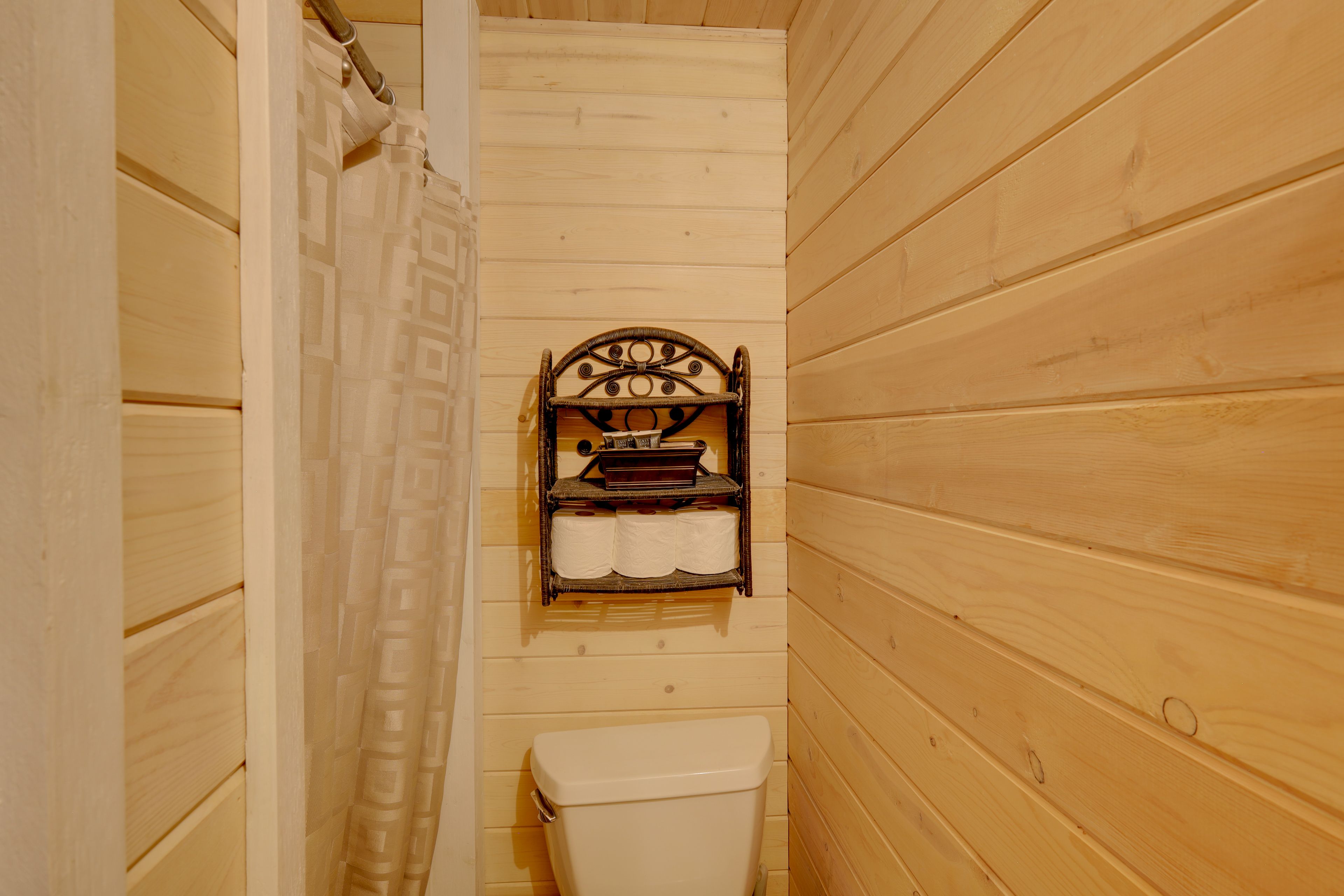 Full Bathroom | 1st Floor | Complimentary Toiletries | Towels Provided