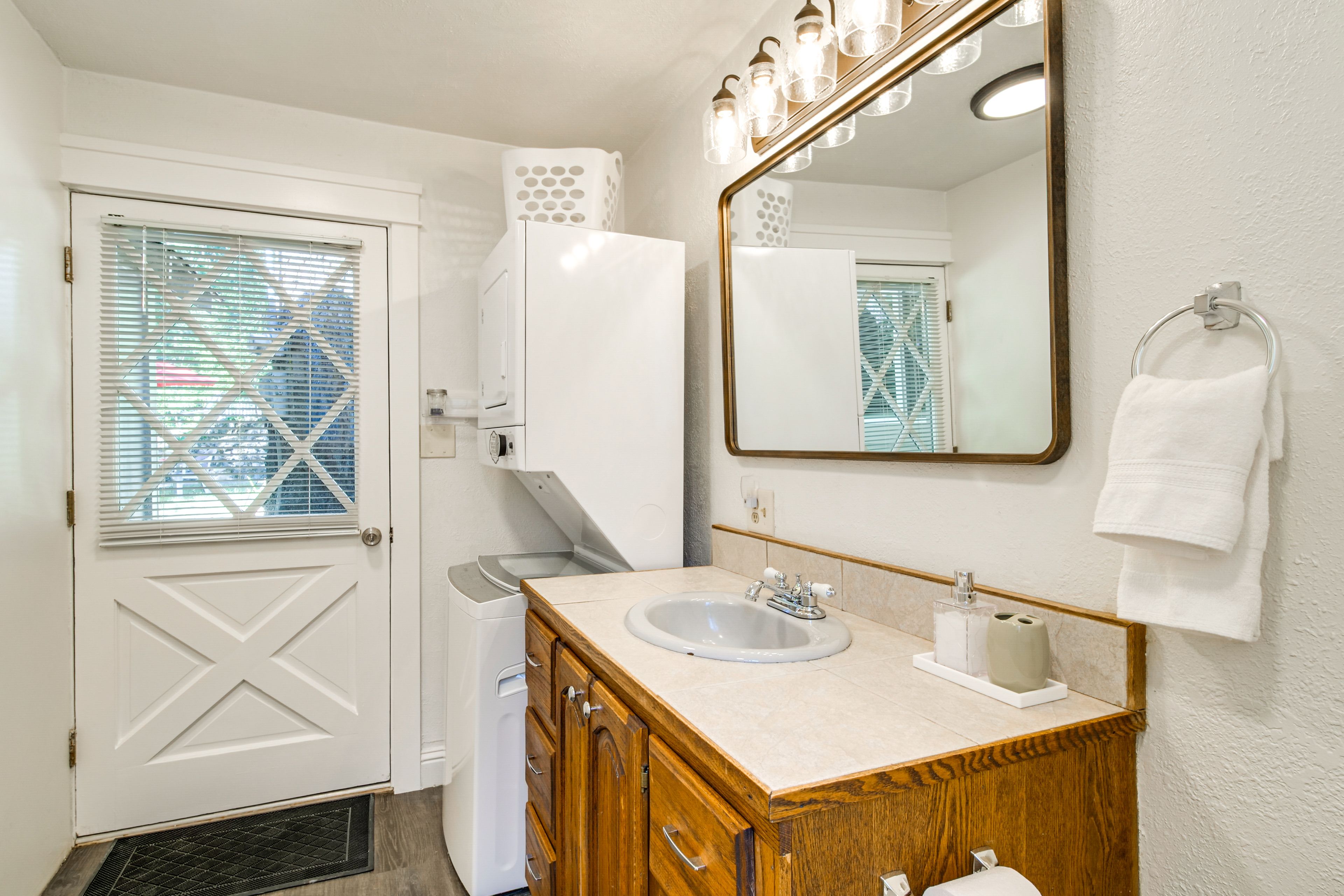 Full Bathroom | Towels Provided