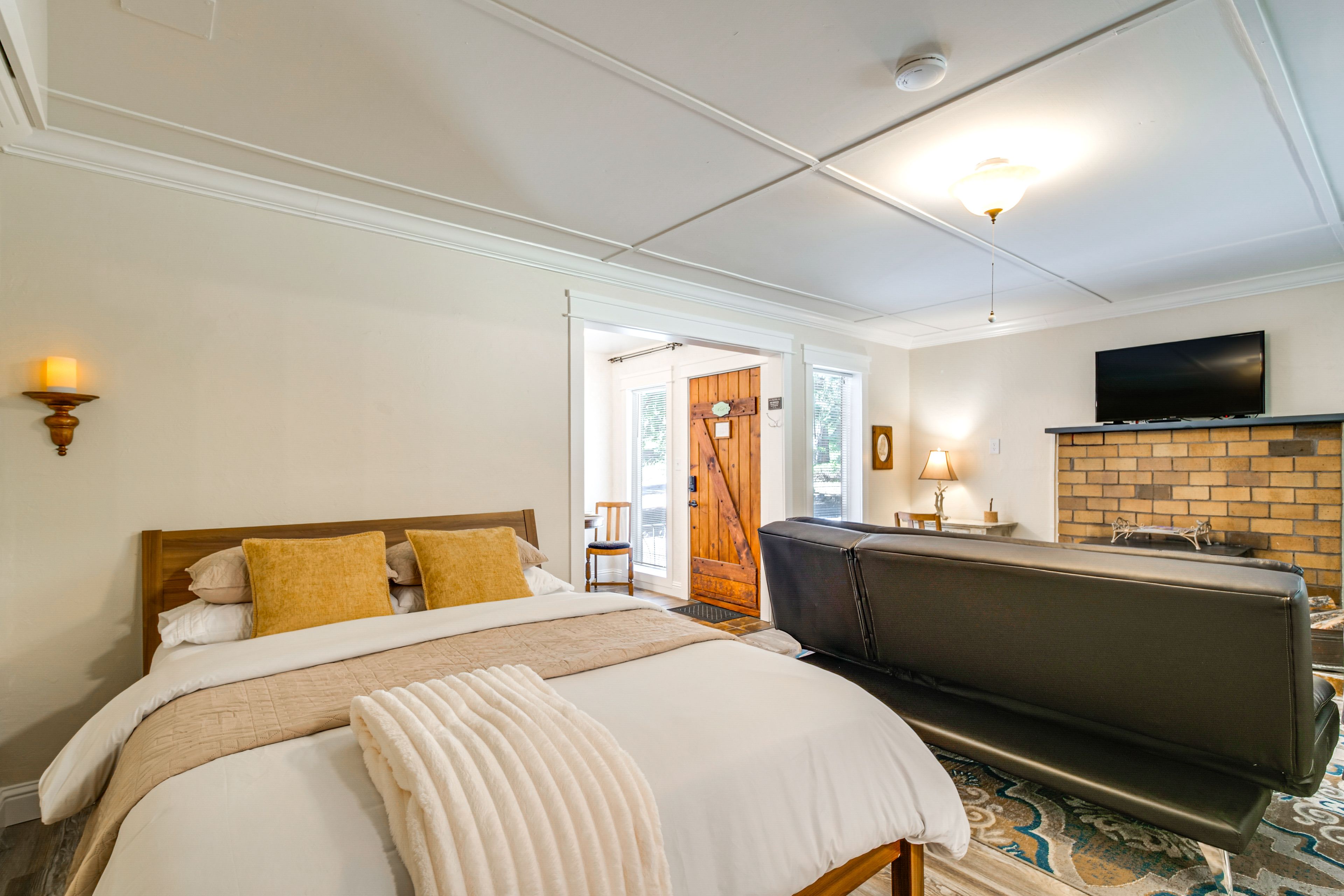 Studio | Queen Bed | Full Futon | Linens Provided