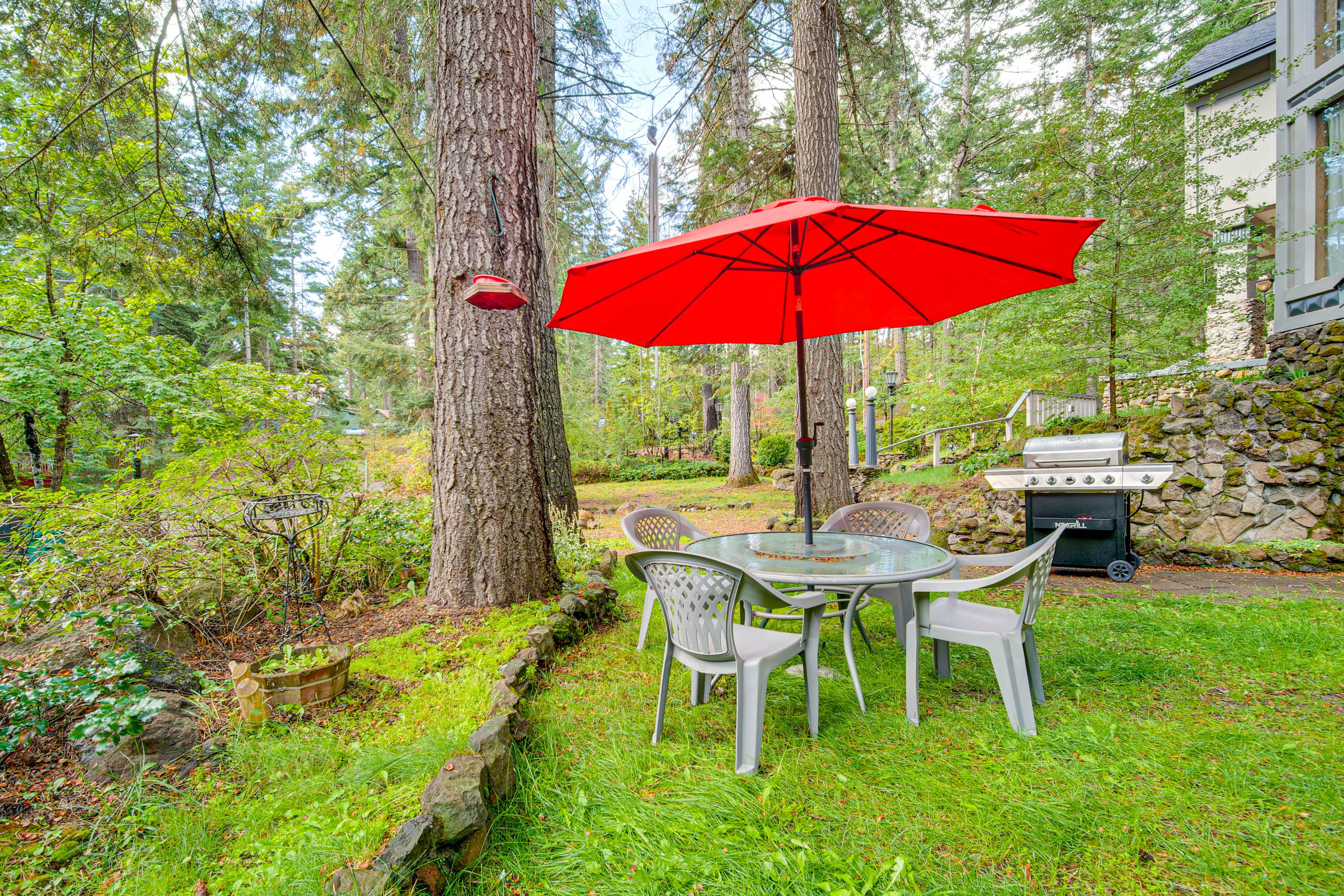 Yard | Outdoor Dining Area | Gas Grill