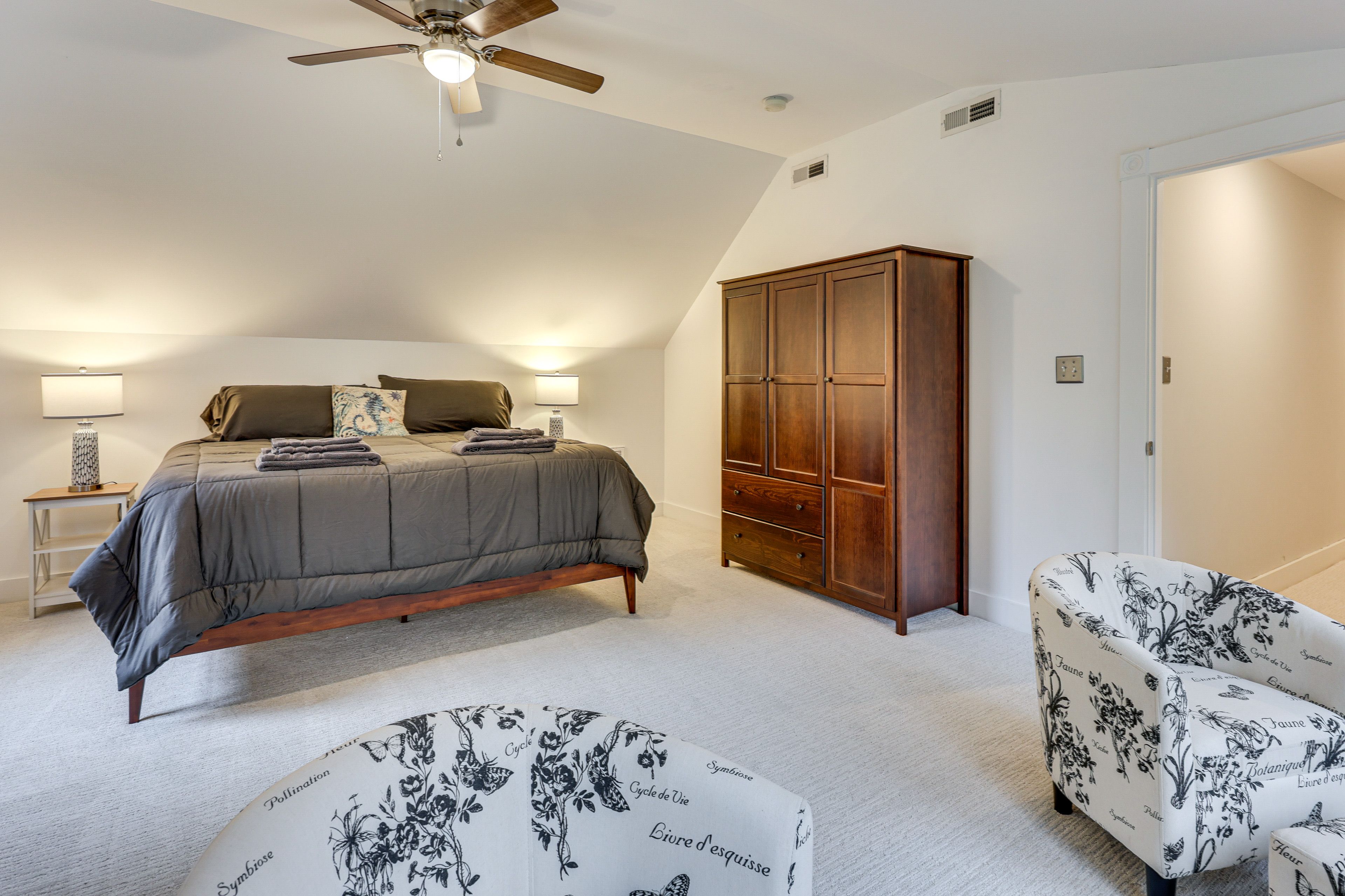 Bedroom 2 | 2nd Floor | King Bed | Smart TV