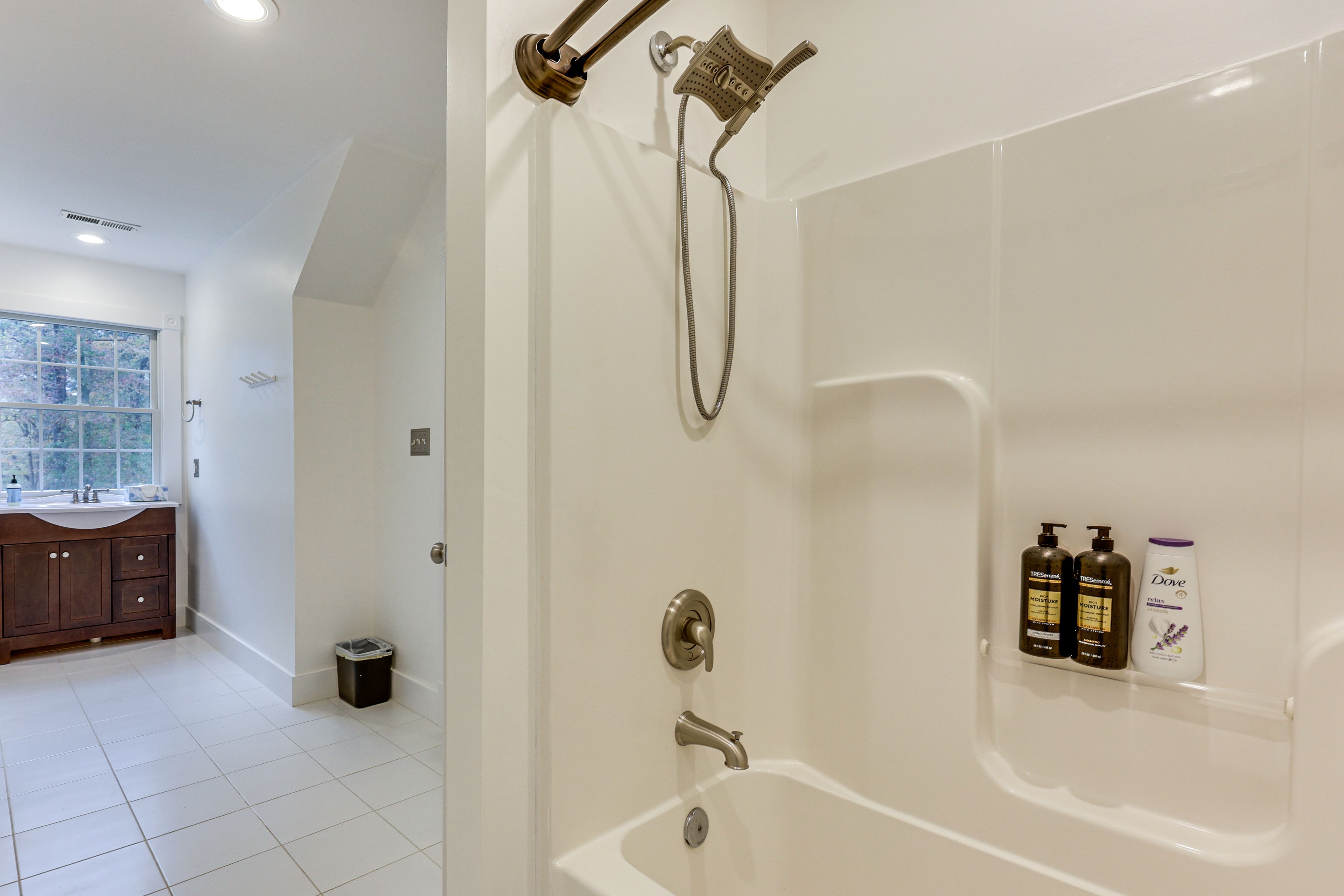 Full Bathroom | 2nd Floor | Complimentary Toiletries