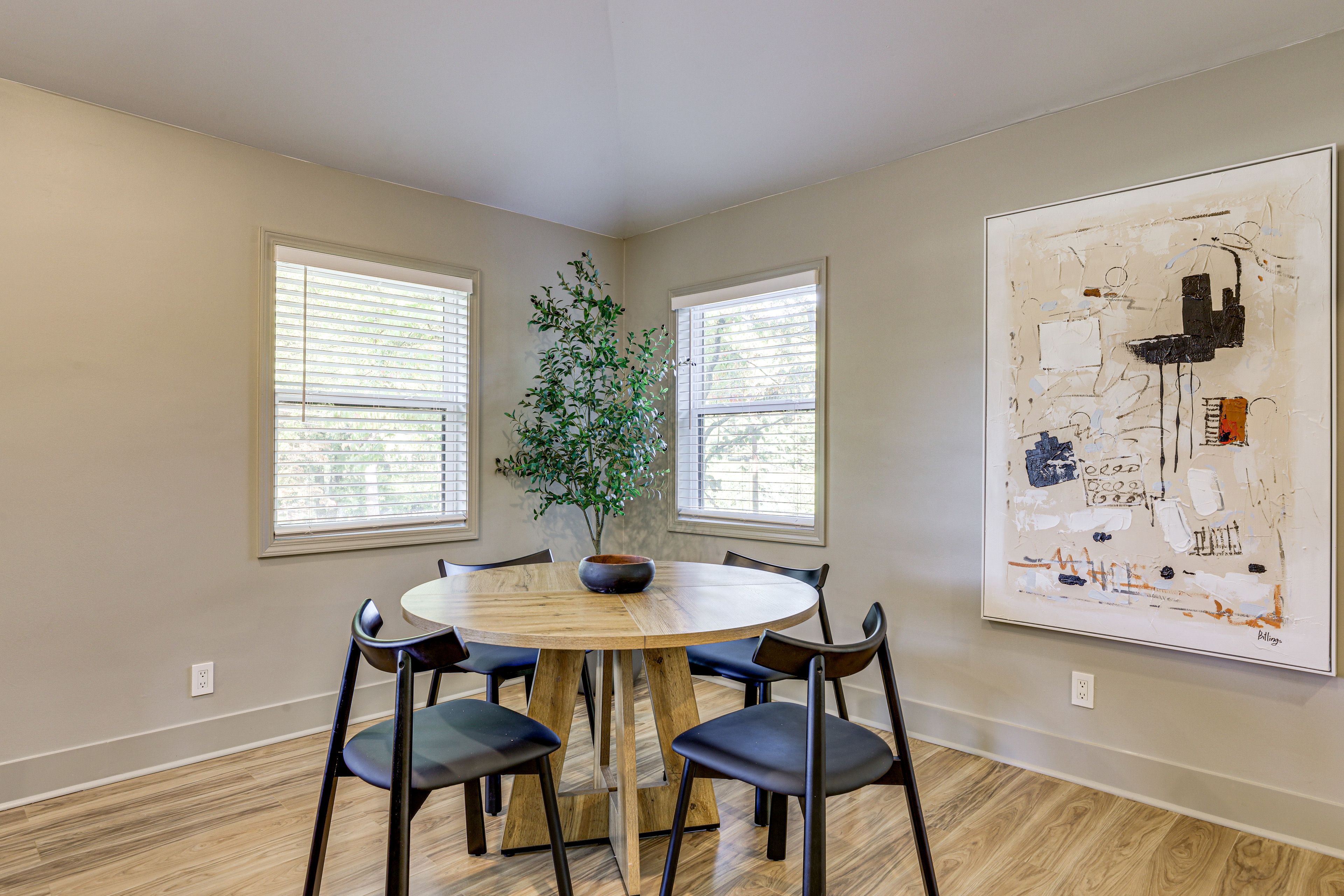 Dining Area | Dishware & Flatware Provided