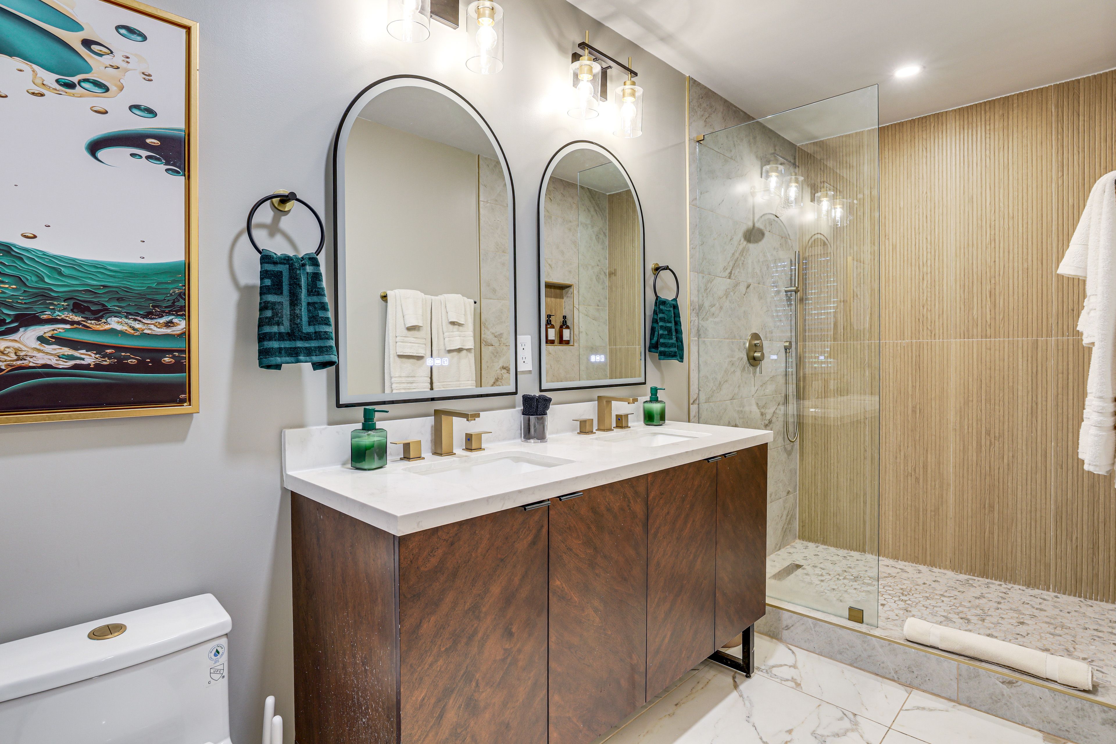 Full Bathroom | Towels Provided