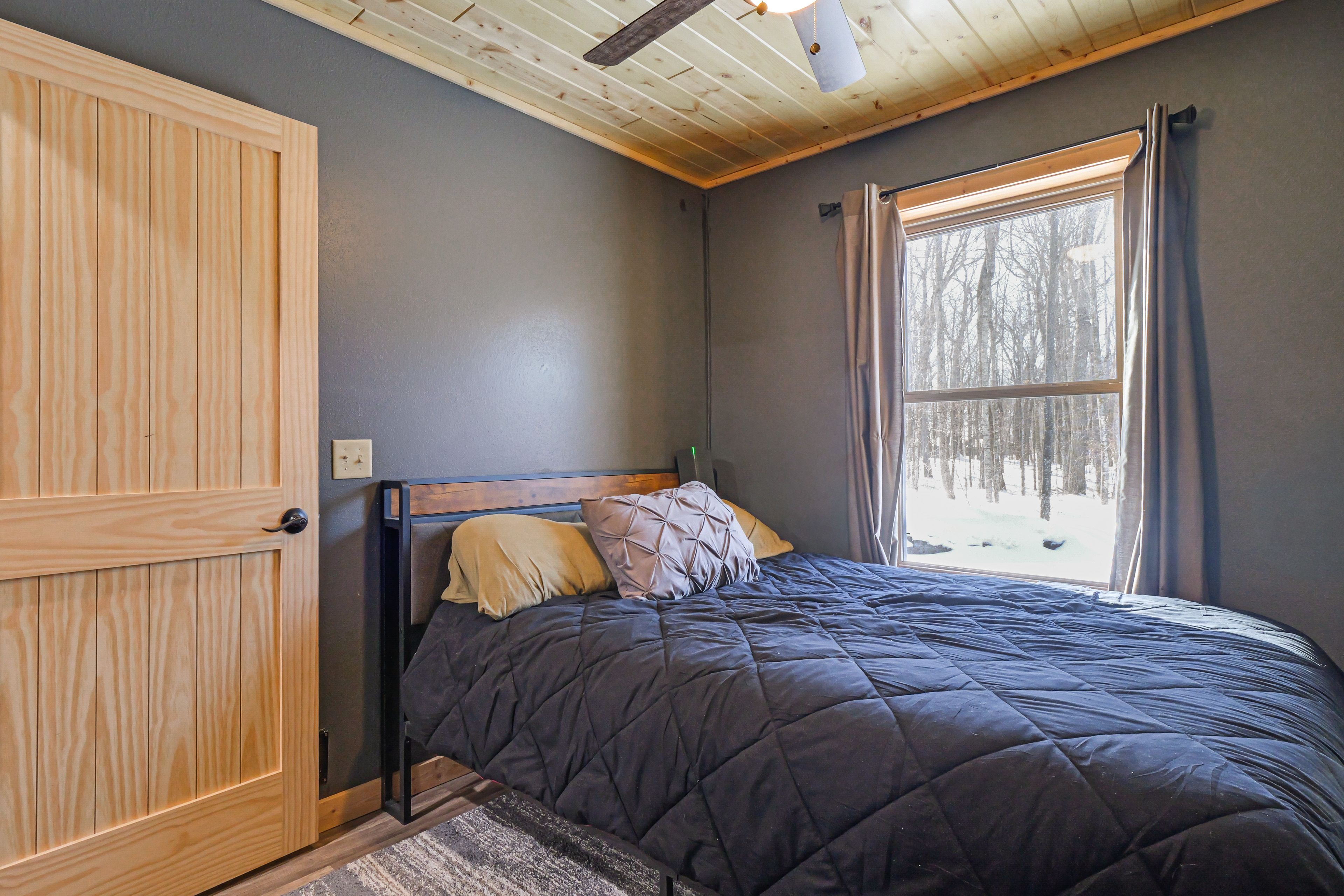 Bedroom 2 | Queen Bed | 1st Floor