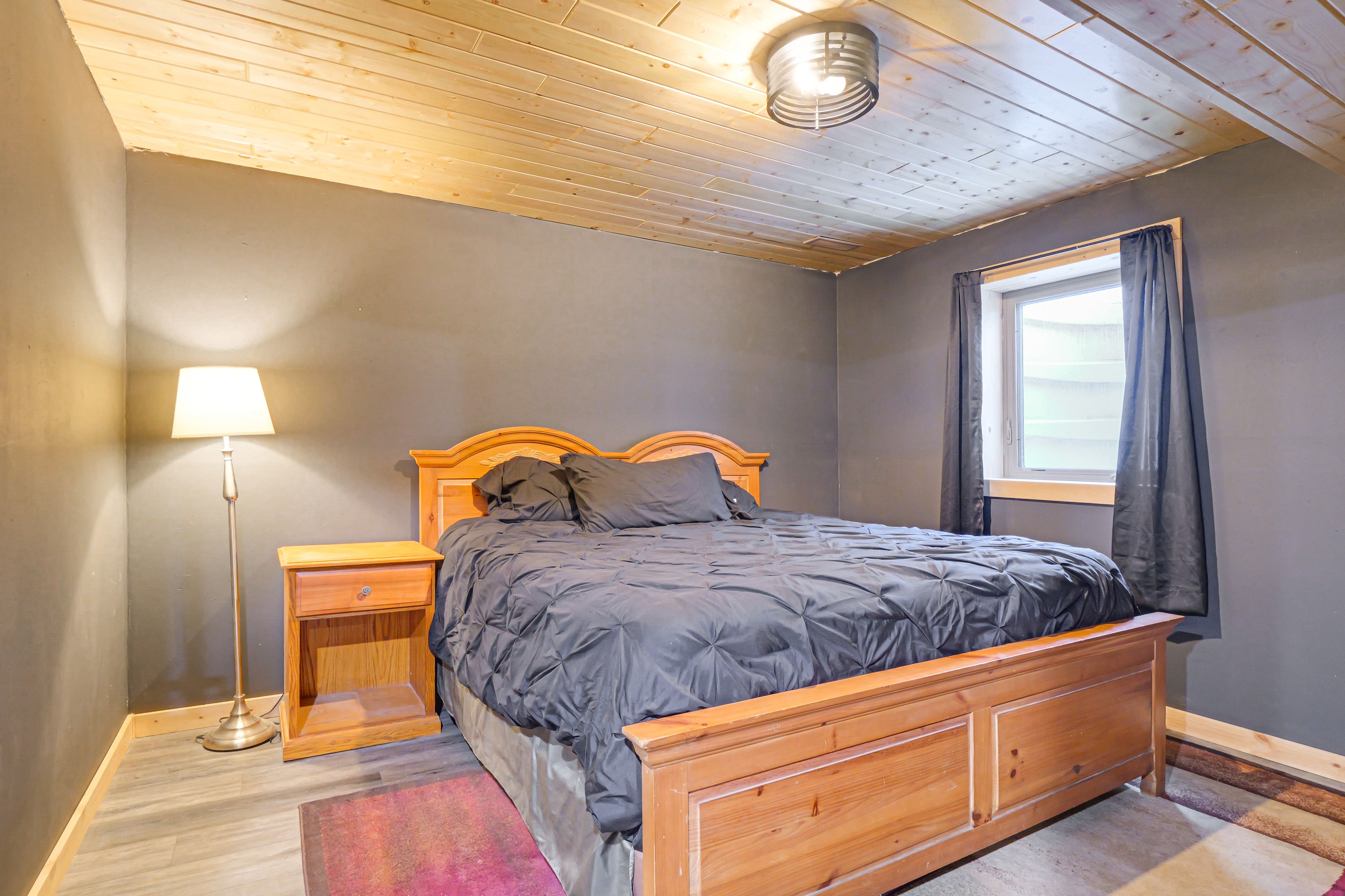 Bedroom 3 | Queen Bed | Basement Level