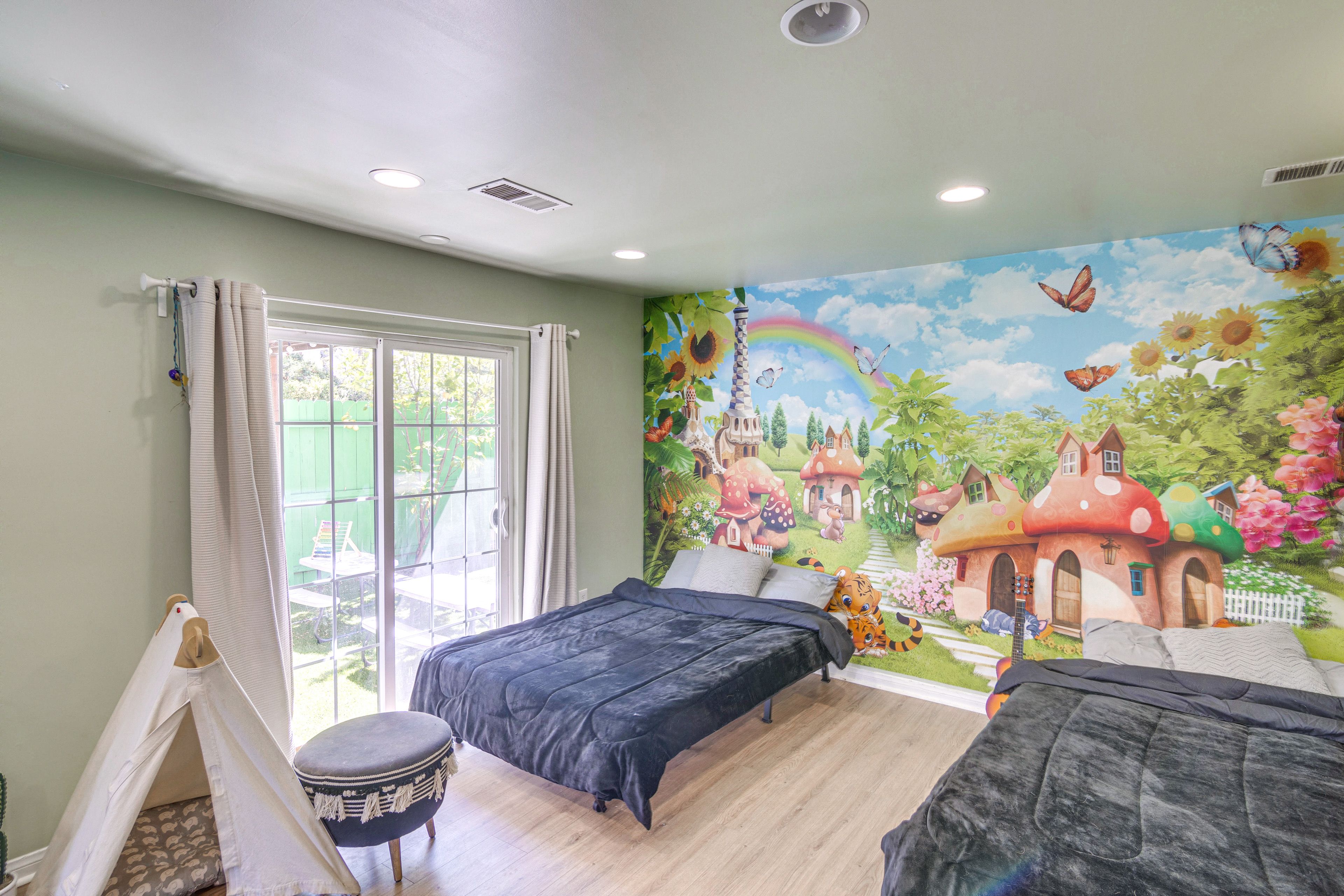 Living Room | 3 Queen Beds | Smart TV | Free WiFi