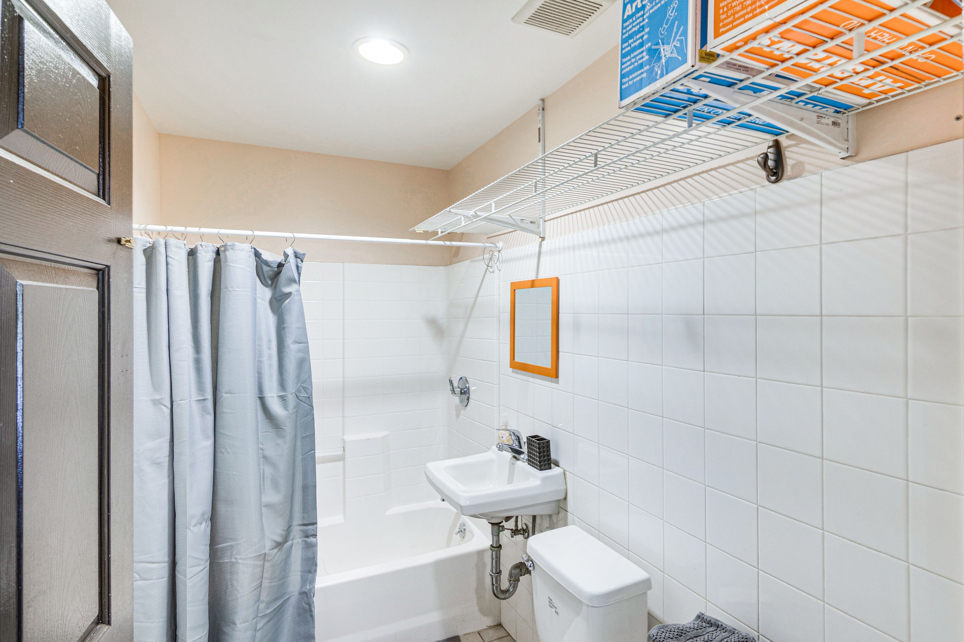 Full Bathroom | Towels Provided | Complimentary Toiletries | Hair Dryer