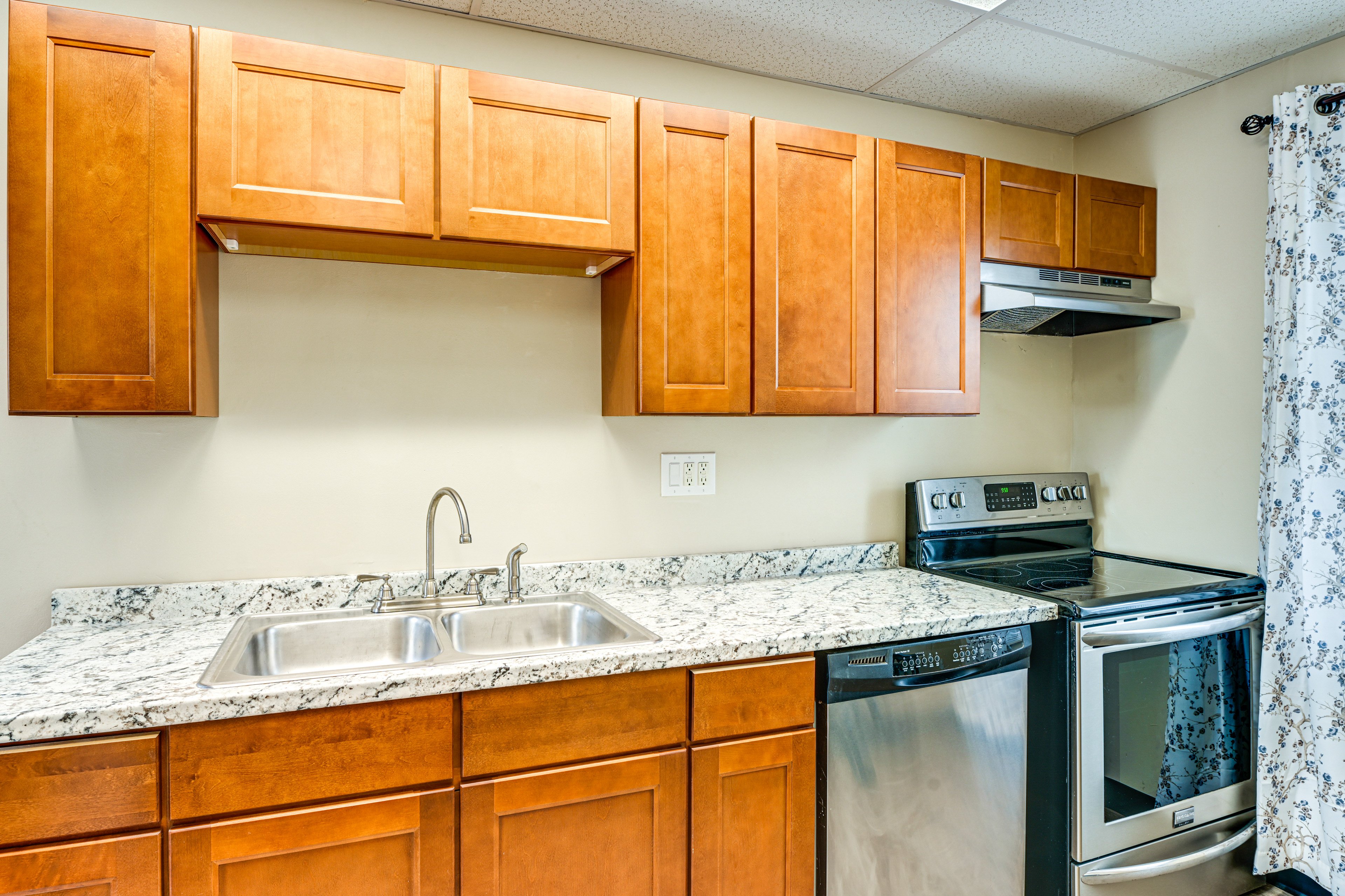 Kitchen | Keurig Coffee Maker | Dishwasher | Blender | 1st Floor