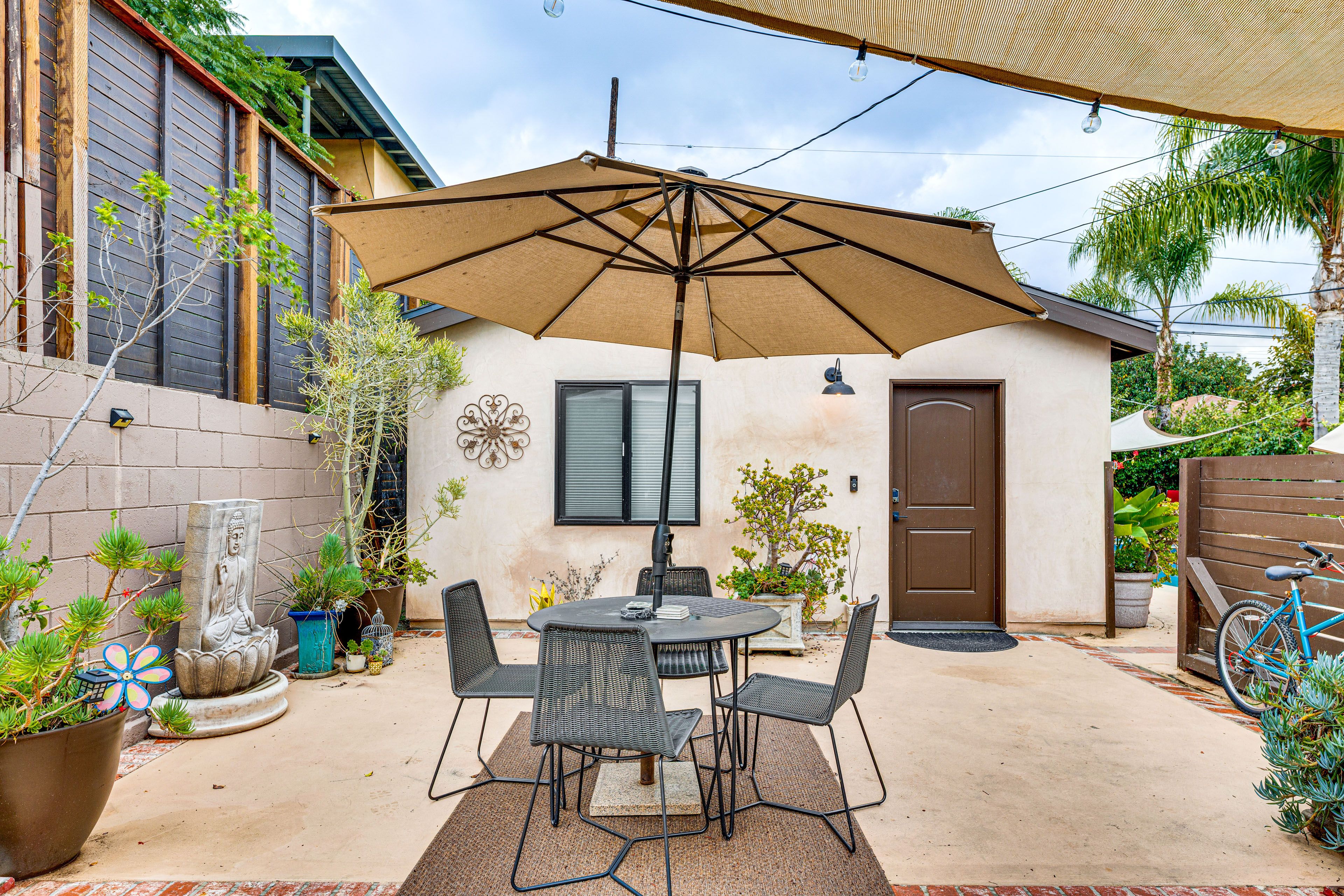 Studio Exterior | Outdoor Dining Area