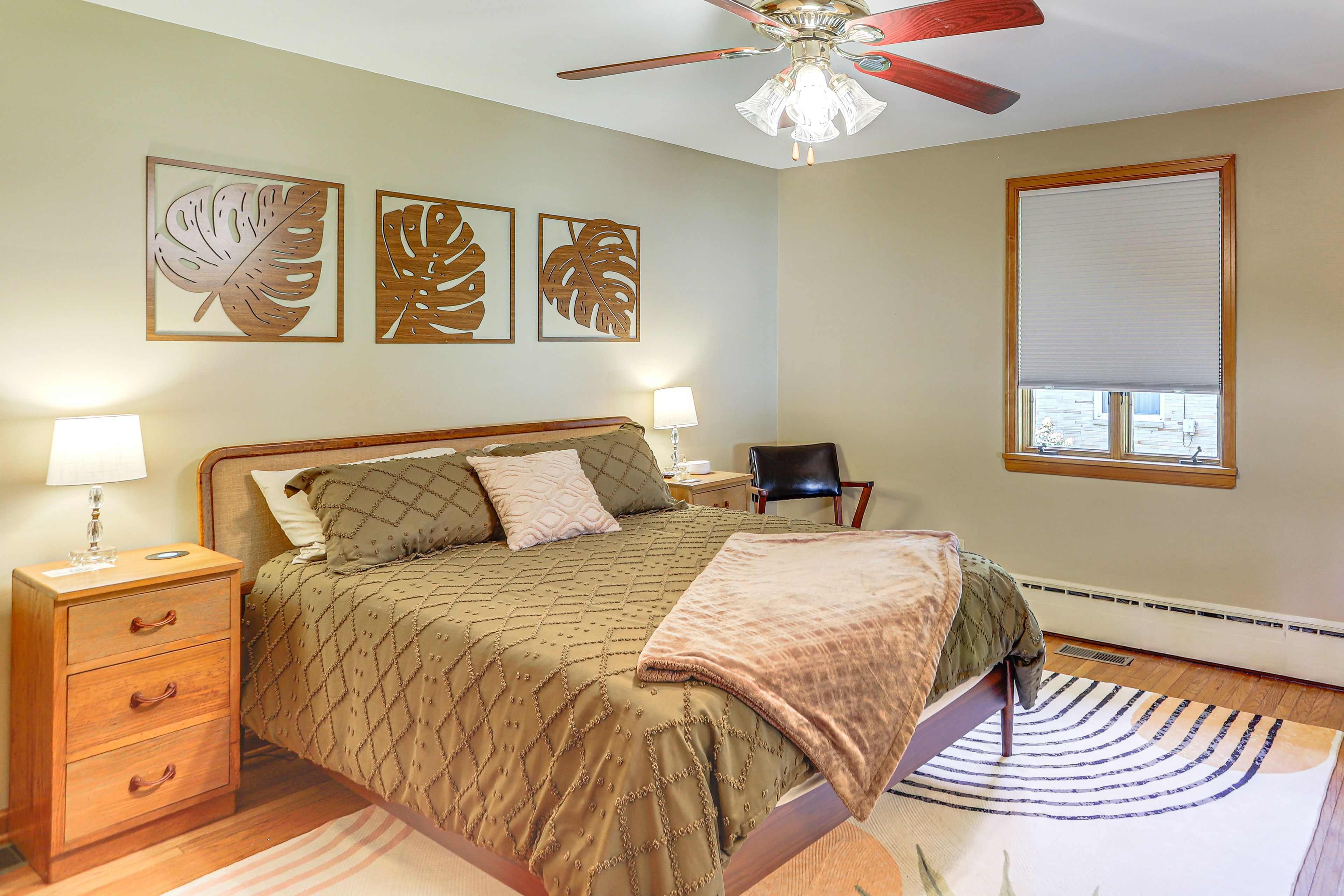 Bedroom 1 | Queen Bed