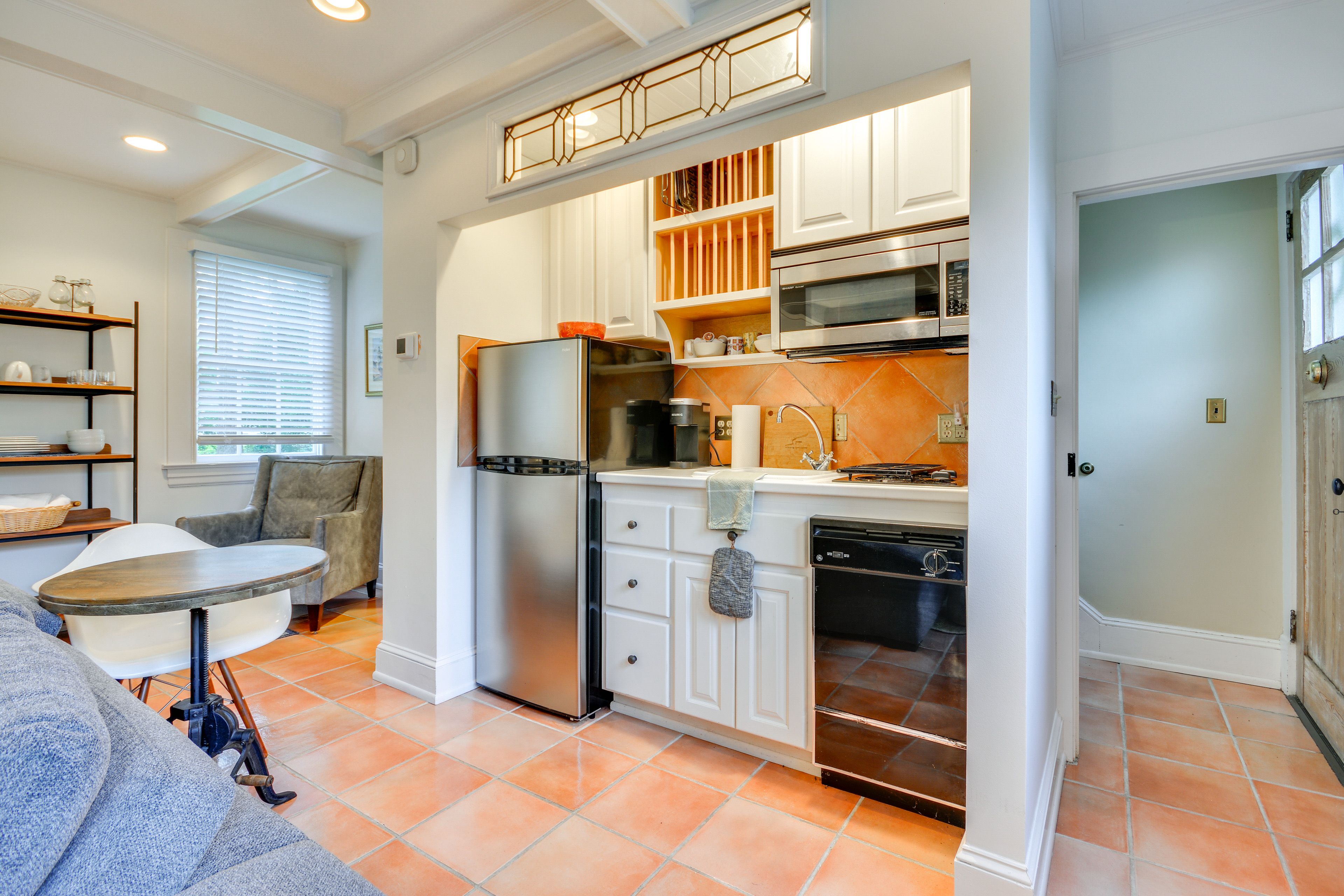 Kitchenette | Stove | Dishwasher | 1st Floor