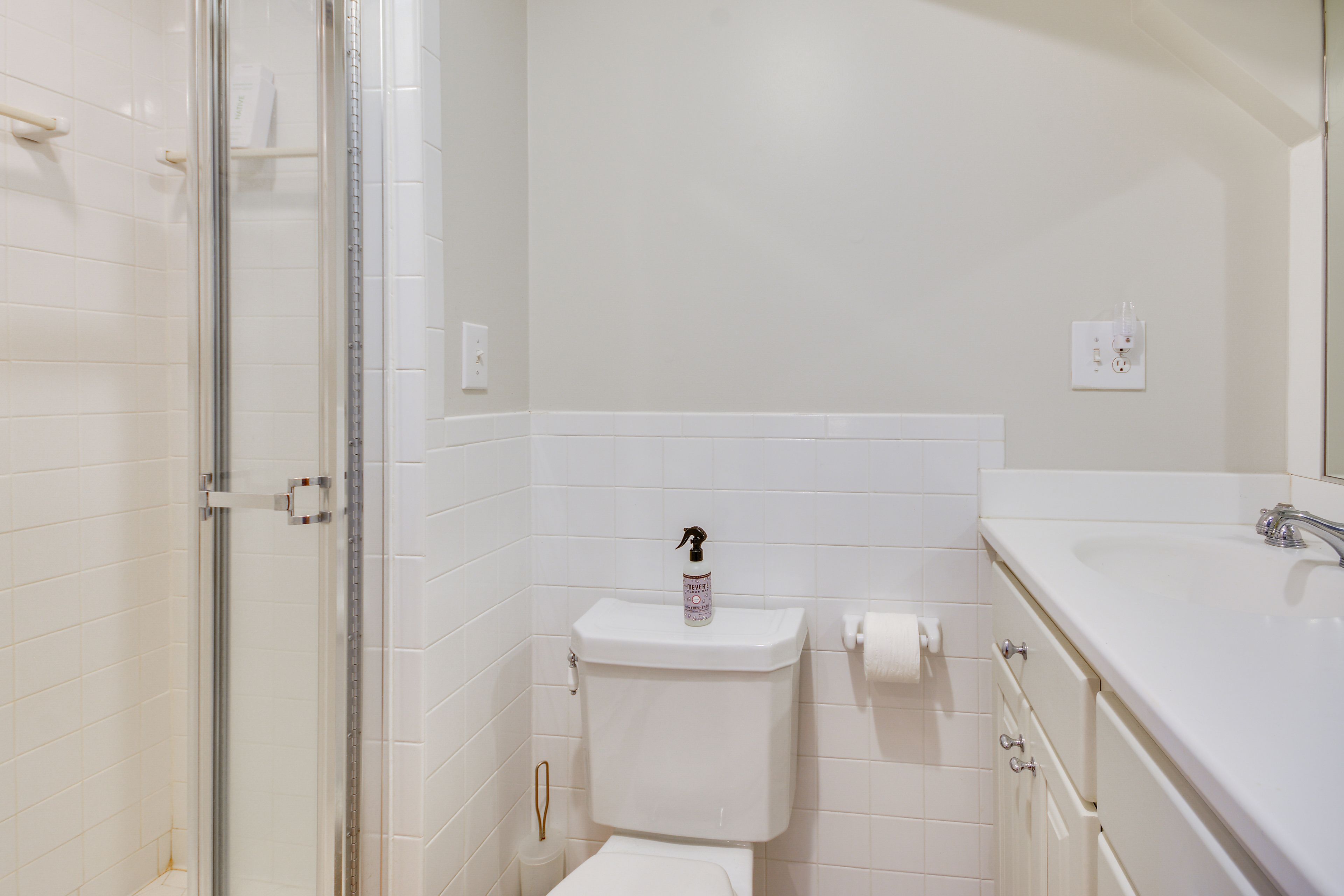 Full Bathroom | Towels Provided | 1st Floor