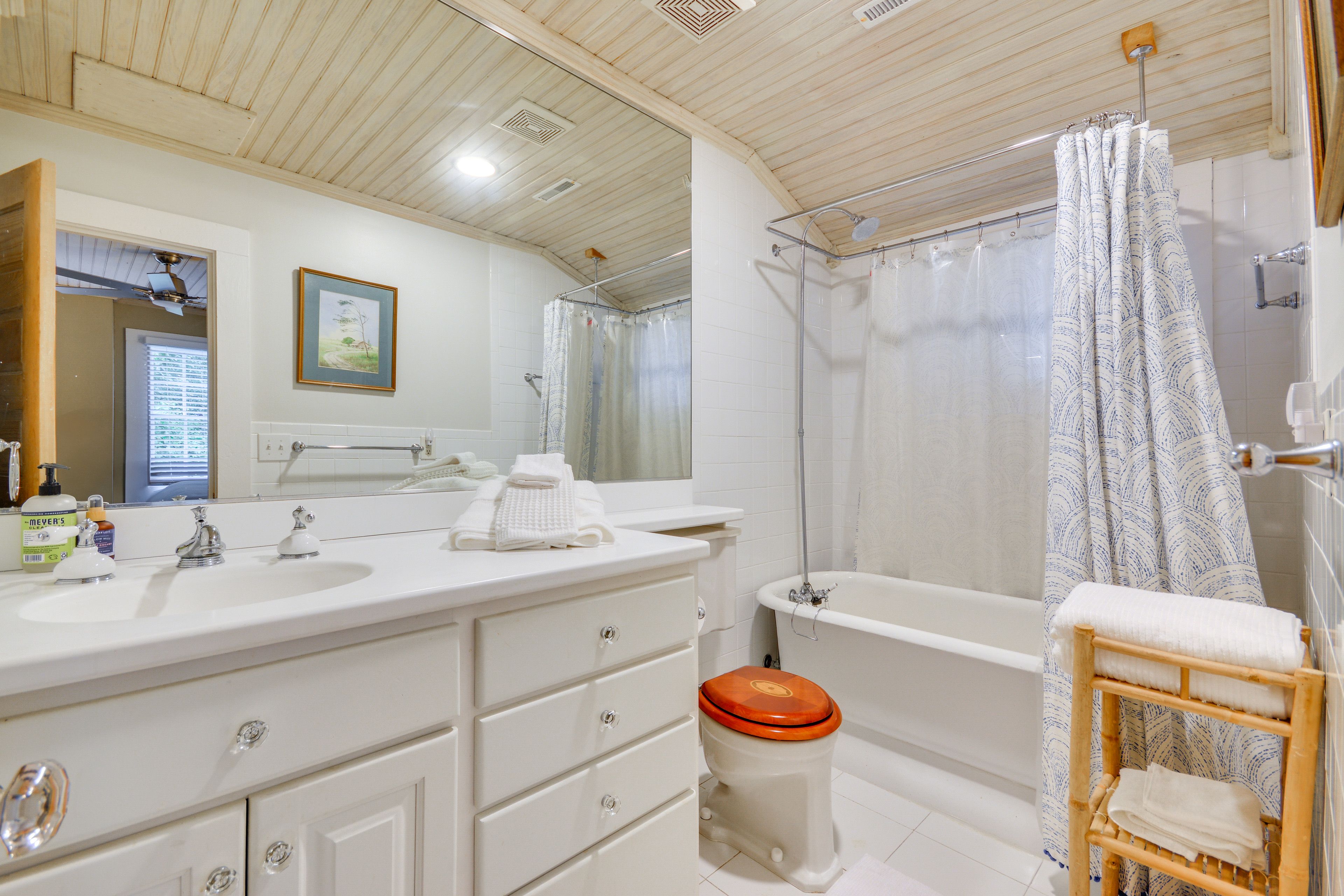 Full Bathroom | 2nd Floor