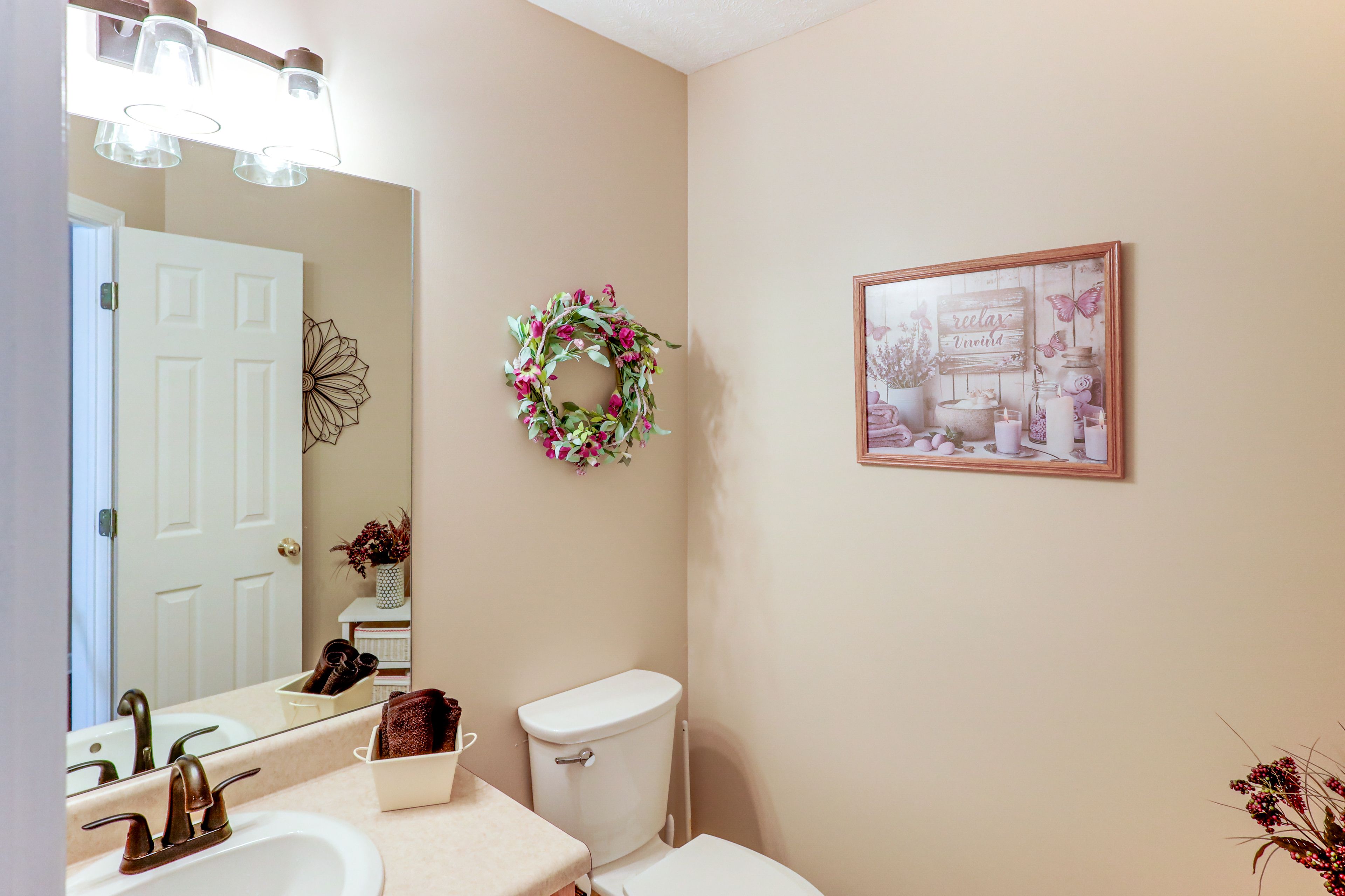 Half Bathroom | 1st Floor | Complimentary Toiletries | Towels Provided