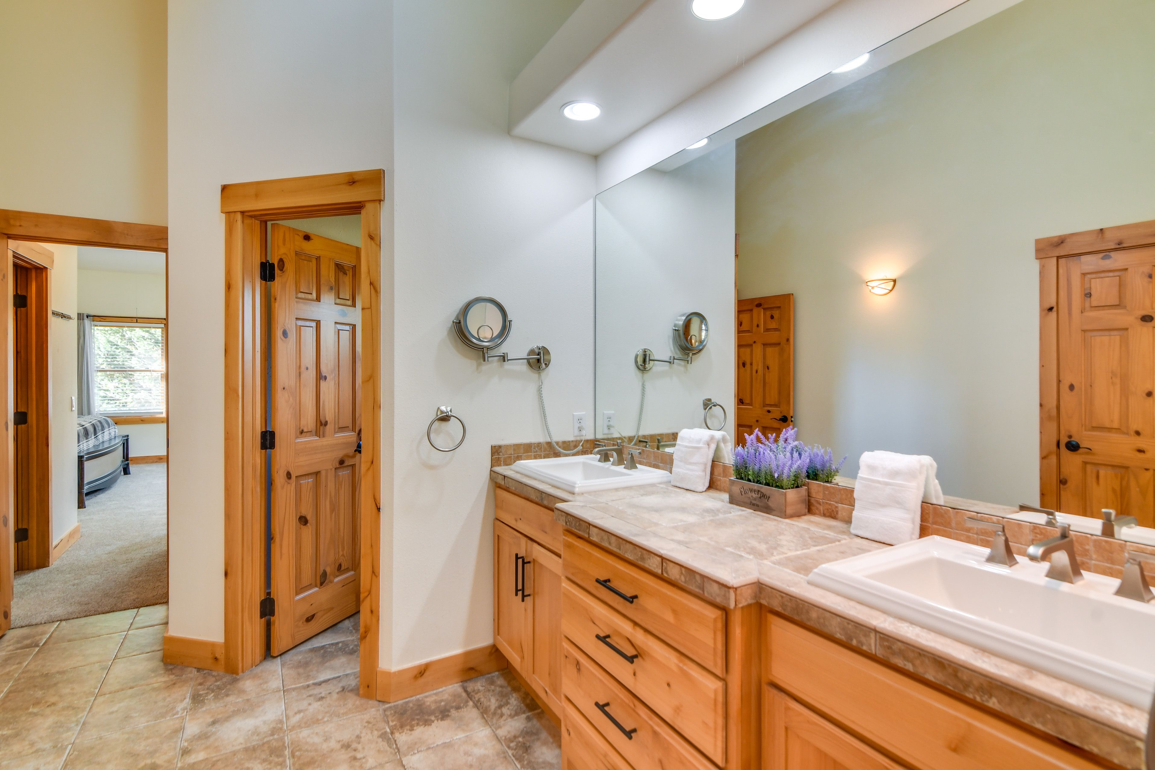 Full Bathroom | Towels Provided | Upper Level