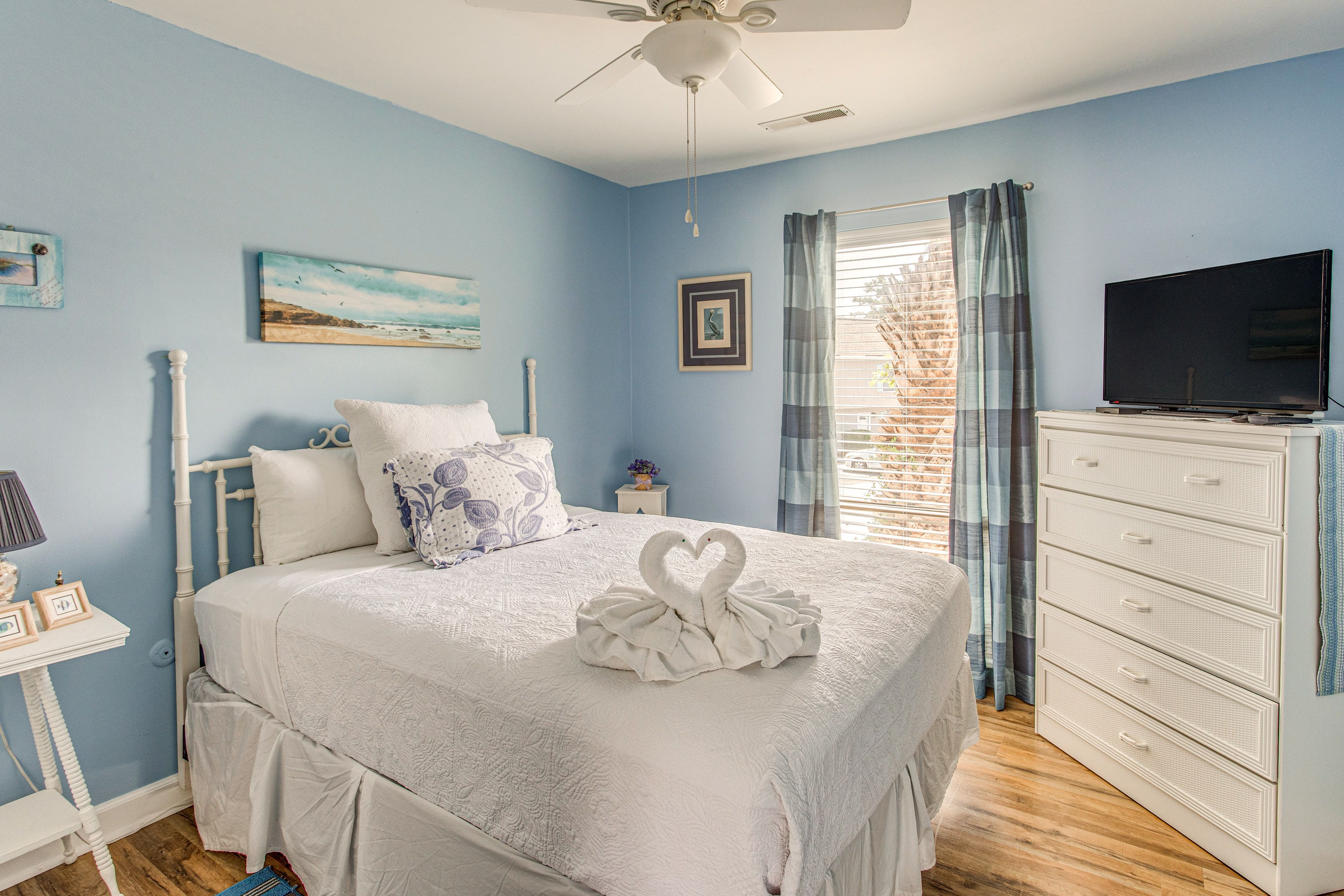 Bedroom 2 | 2nd Floor | Queen Bed | Smart TV