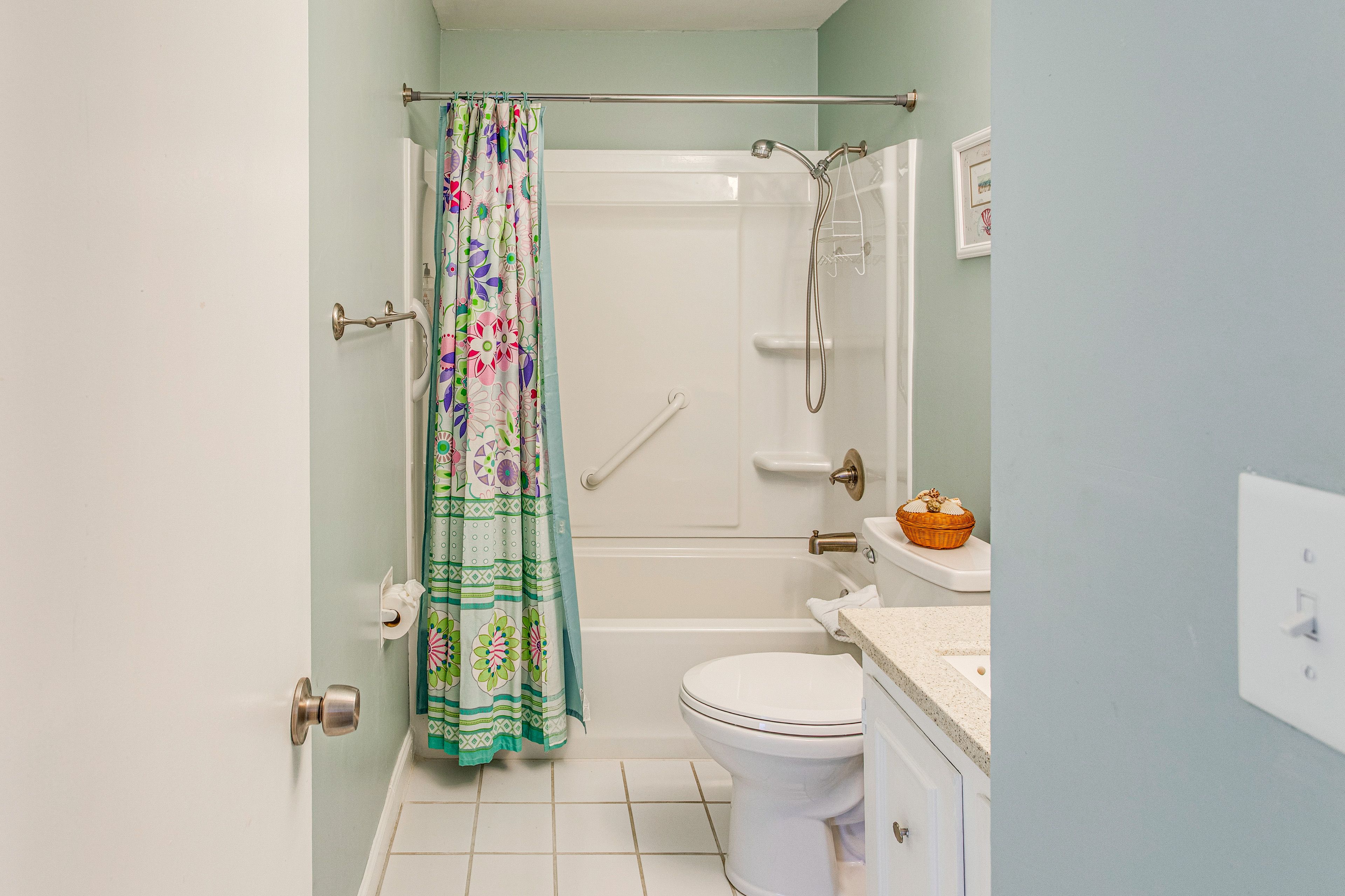 Full Bathroom | 2nd Floor | Complimentary Toiletries | Hair Dryer