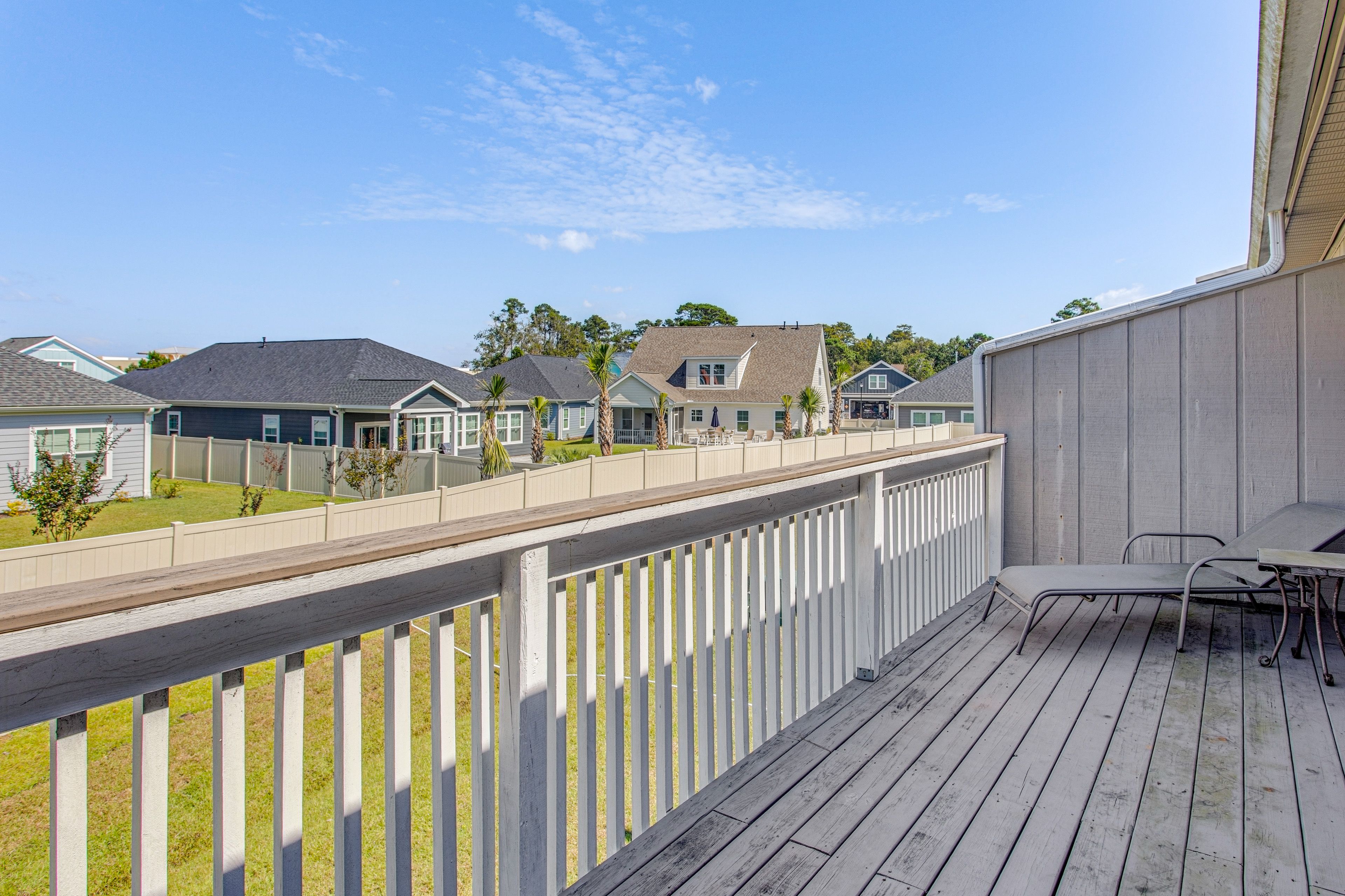 Private Deck | 2-Story Condo | 6 Mi to Barefoot Landing