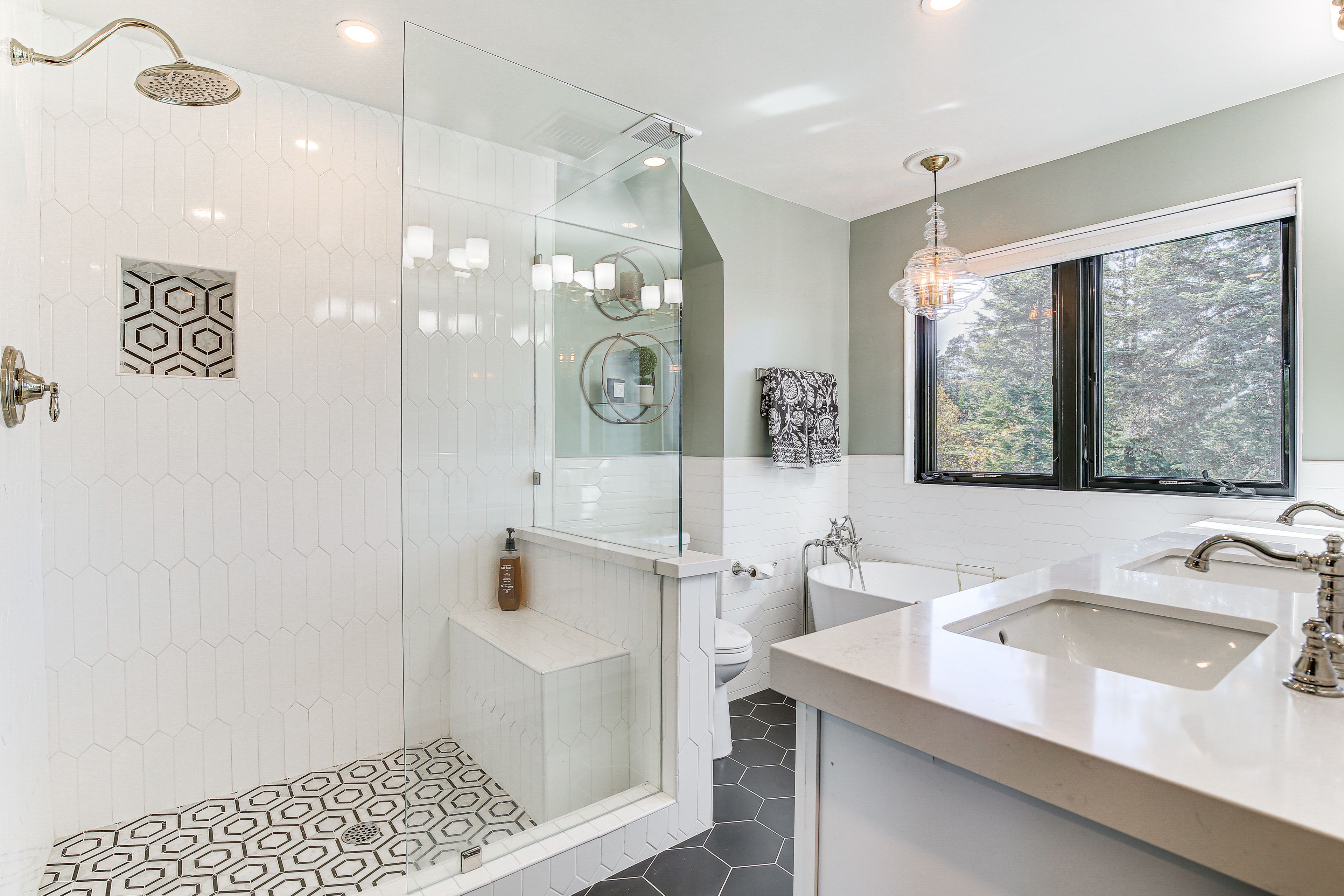 En-Suite Bathroom | Soaking Tub | 2nd Floor