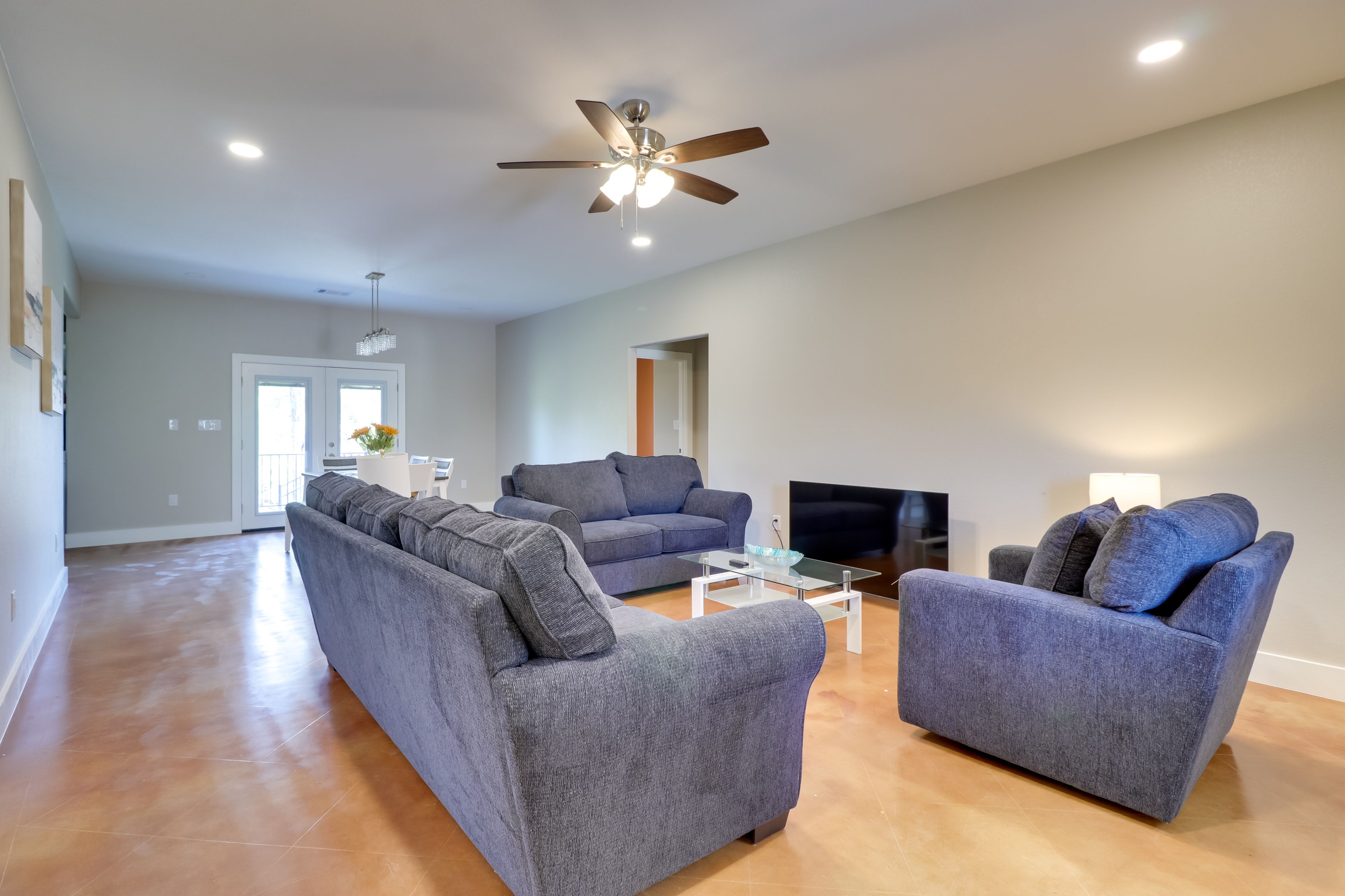 Living Room | Free WiFi | Smart TV