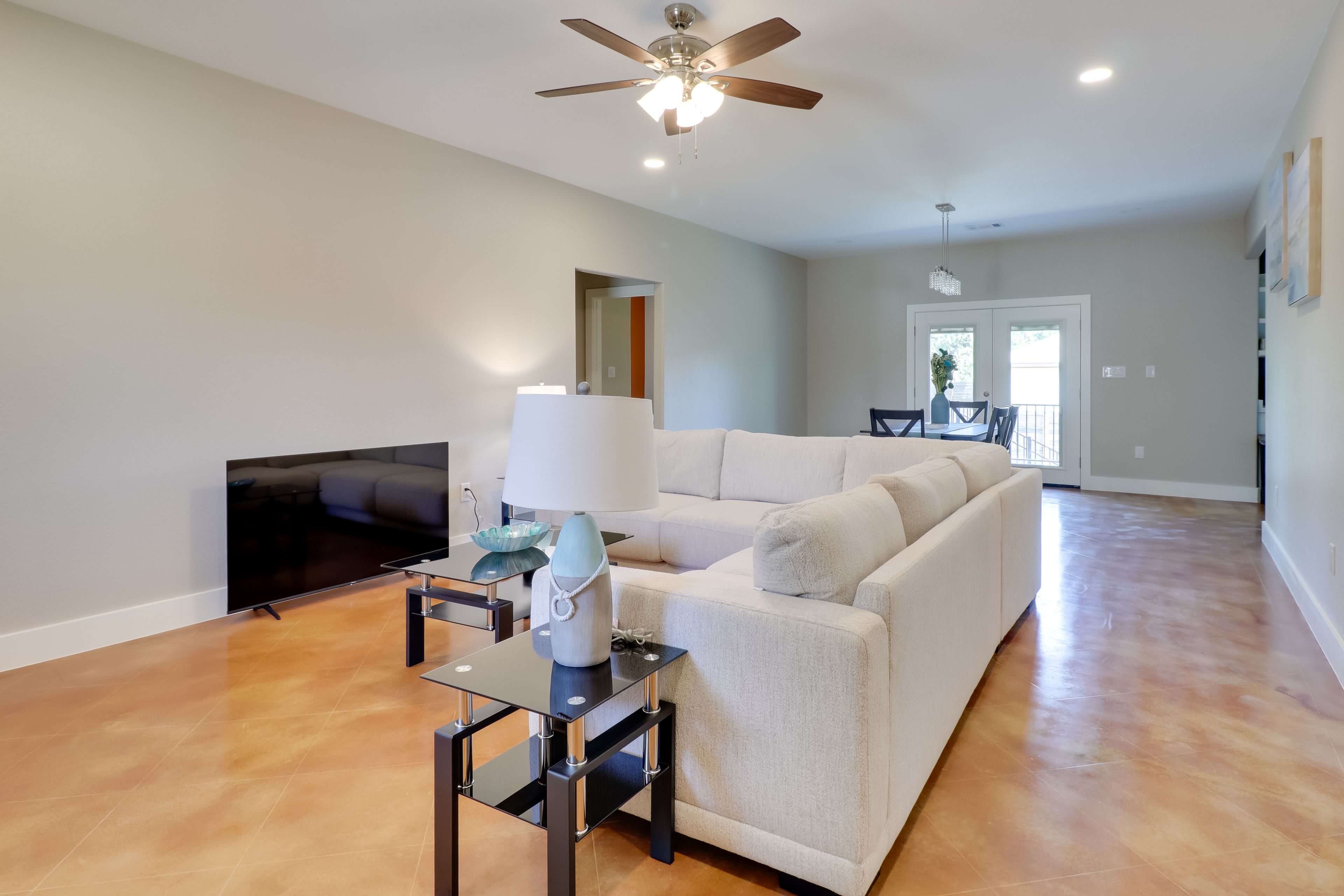 Living Room | Free WiFi | Smart TV | Central A/C