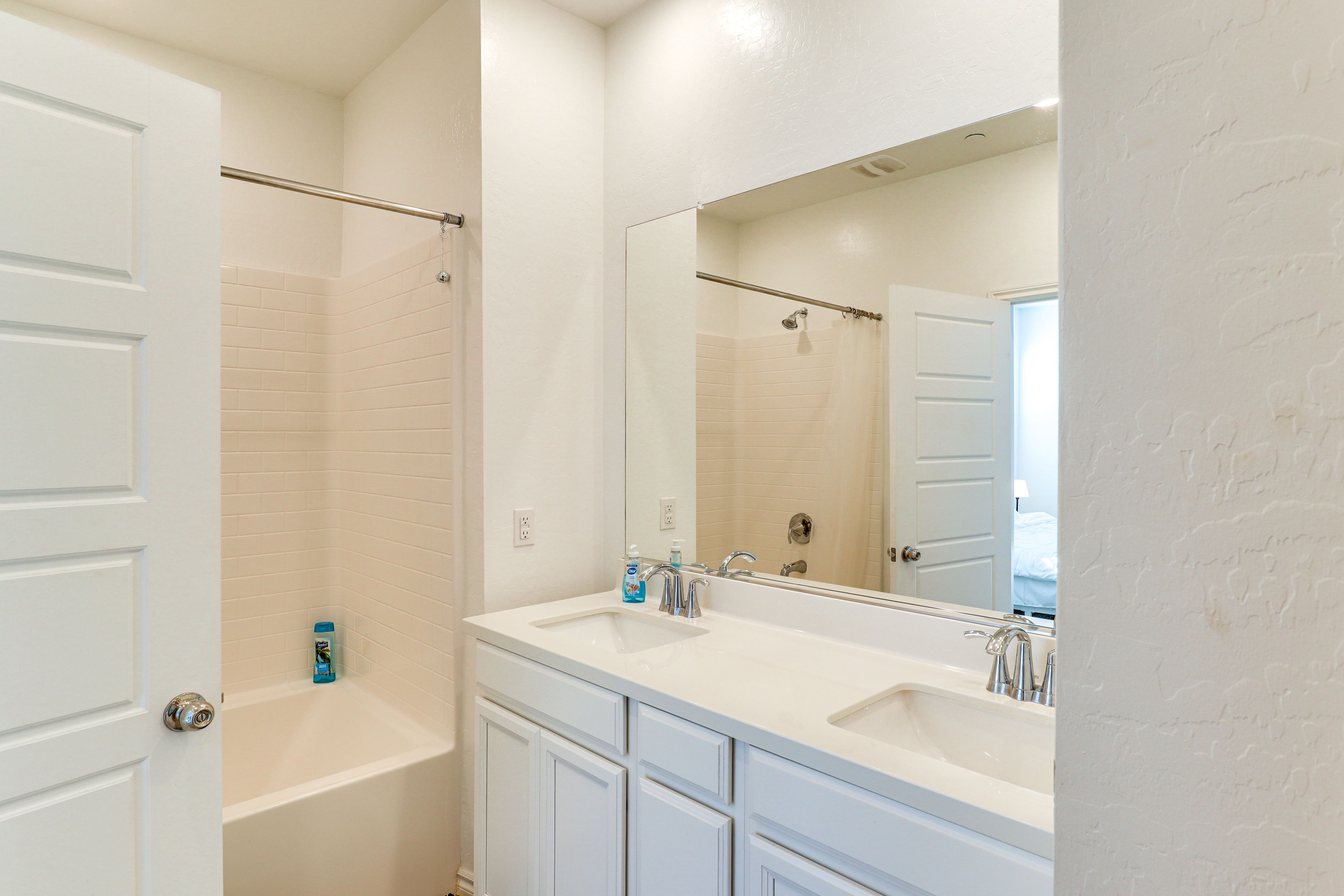En-Suite Bathroom | 2nd Floor | Walk-In Closet | Towels Provided