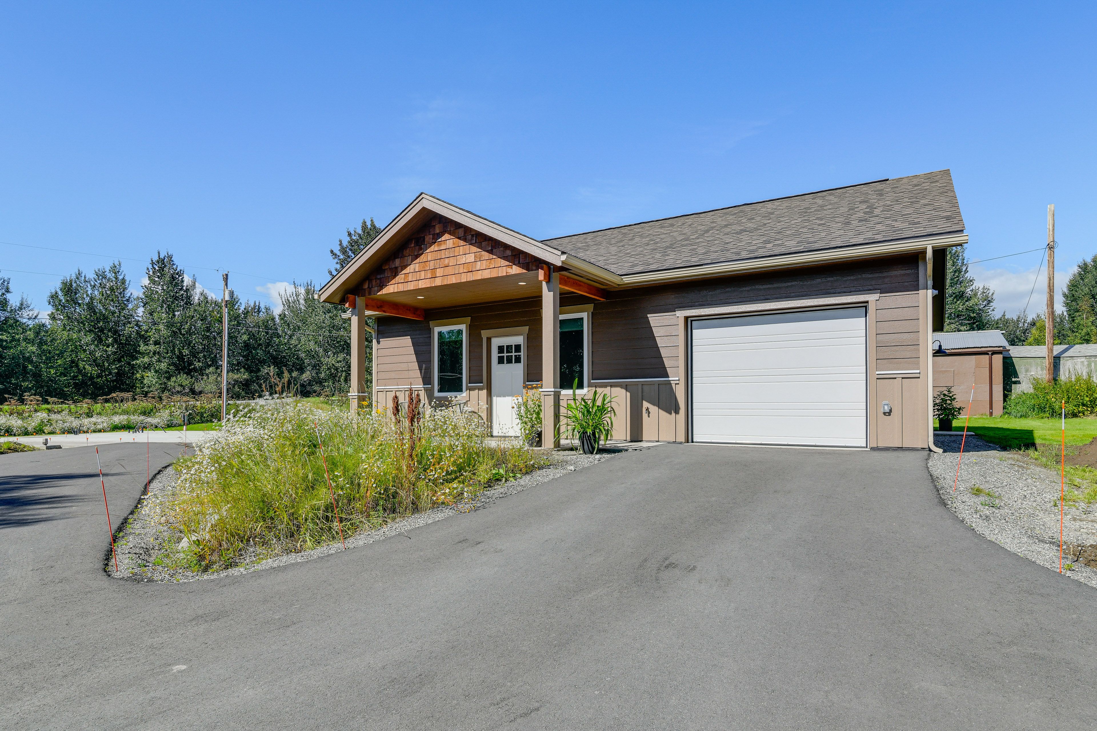 Garage (1 Vehicle) | Driveway (1 Vehicle)