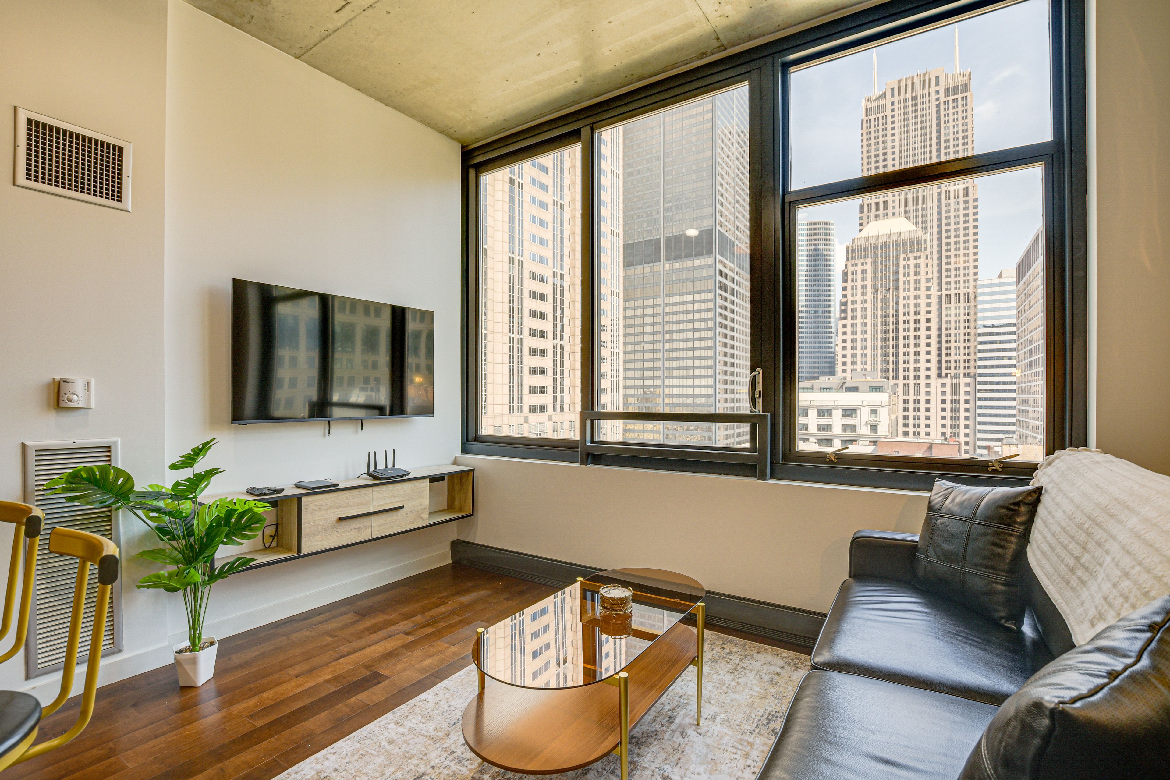 Chicago Vacation Rental | 1BR | 1BA | 700 Sq Ft | Step-Free Entry