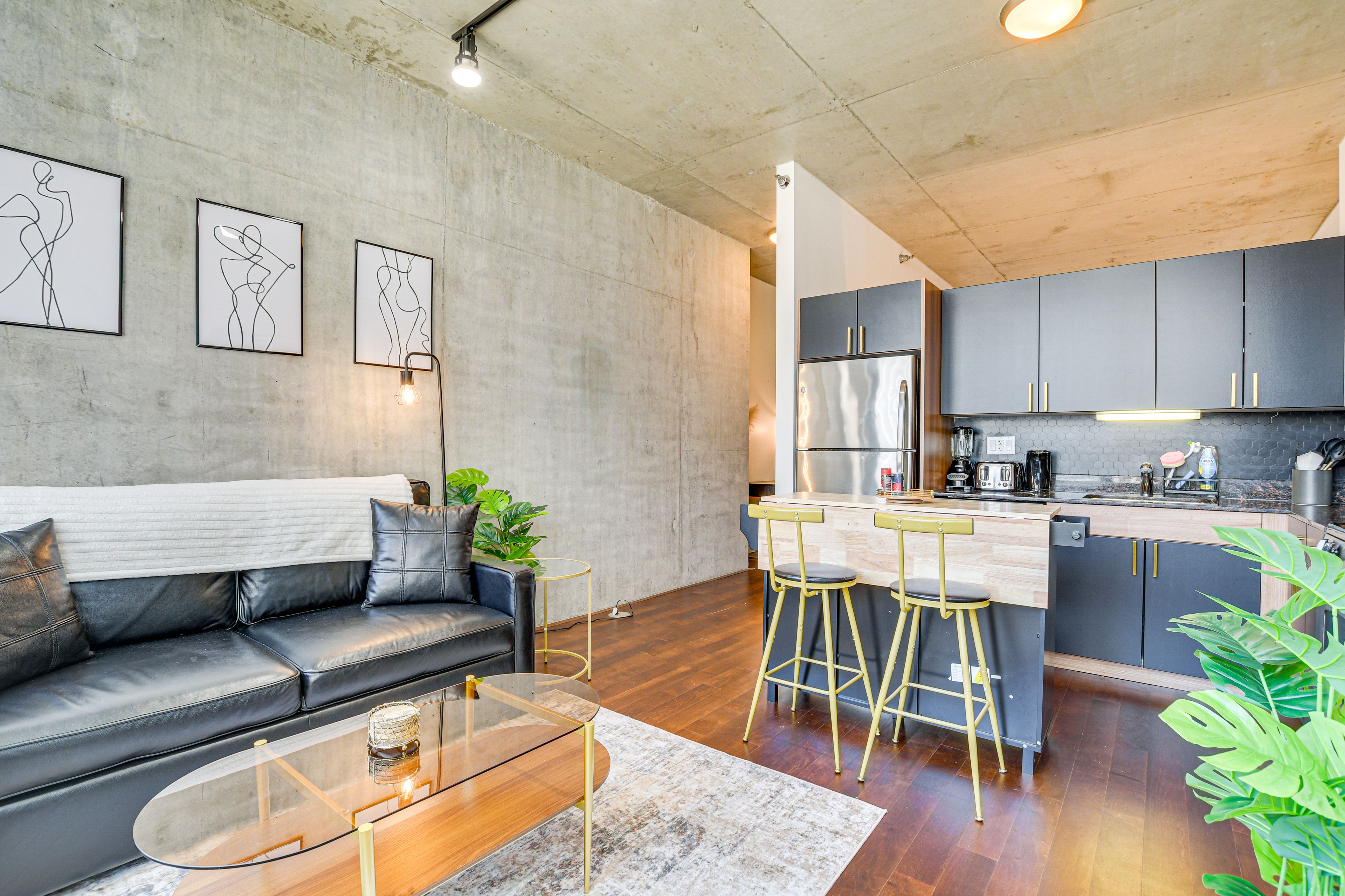 Living Room | Free WiFi | Central Heating & A/C | Smart TV | Queen Futon