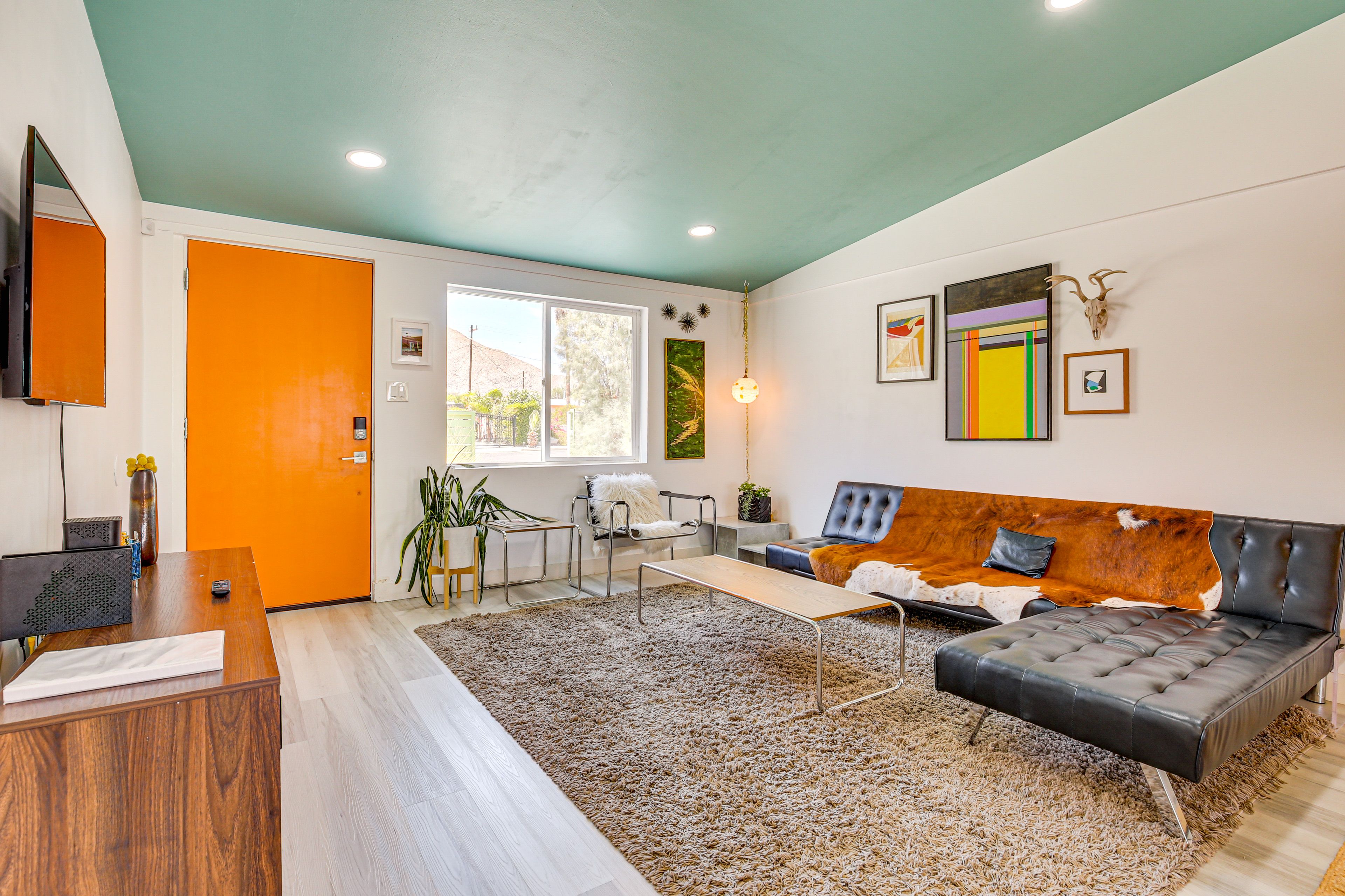 Living Room | Smart TV | Free WiFi | Central Air Conditioning/Heat