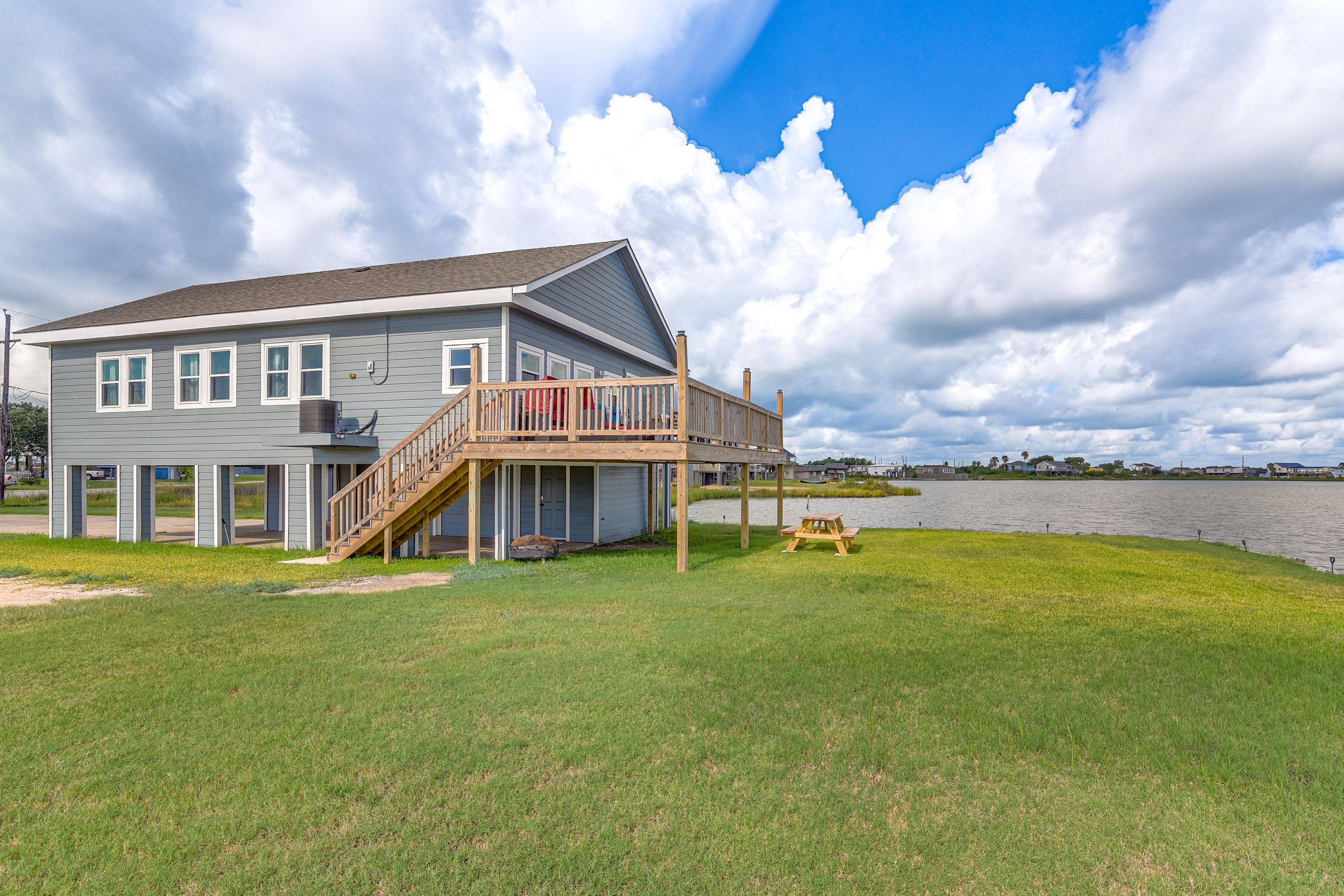 House Exterior | Backyard | Picnic Table | Fire Pit