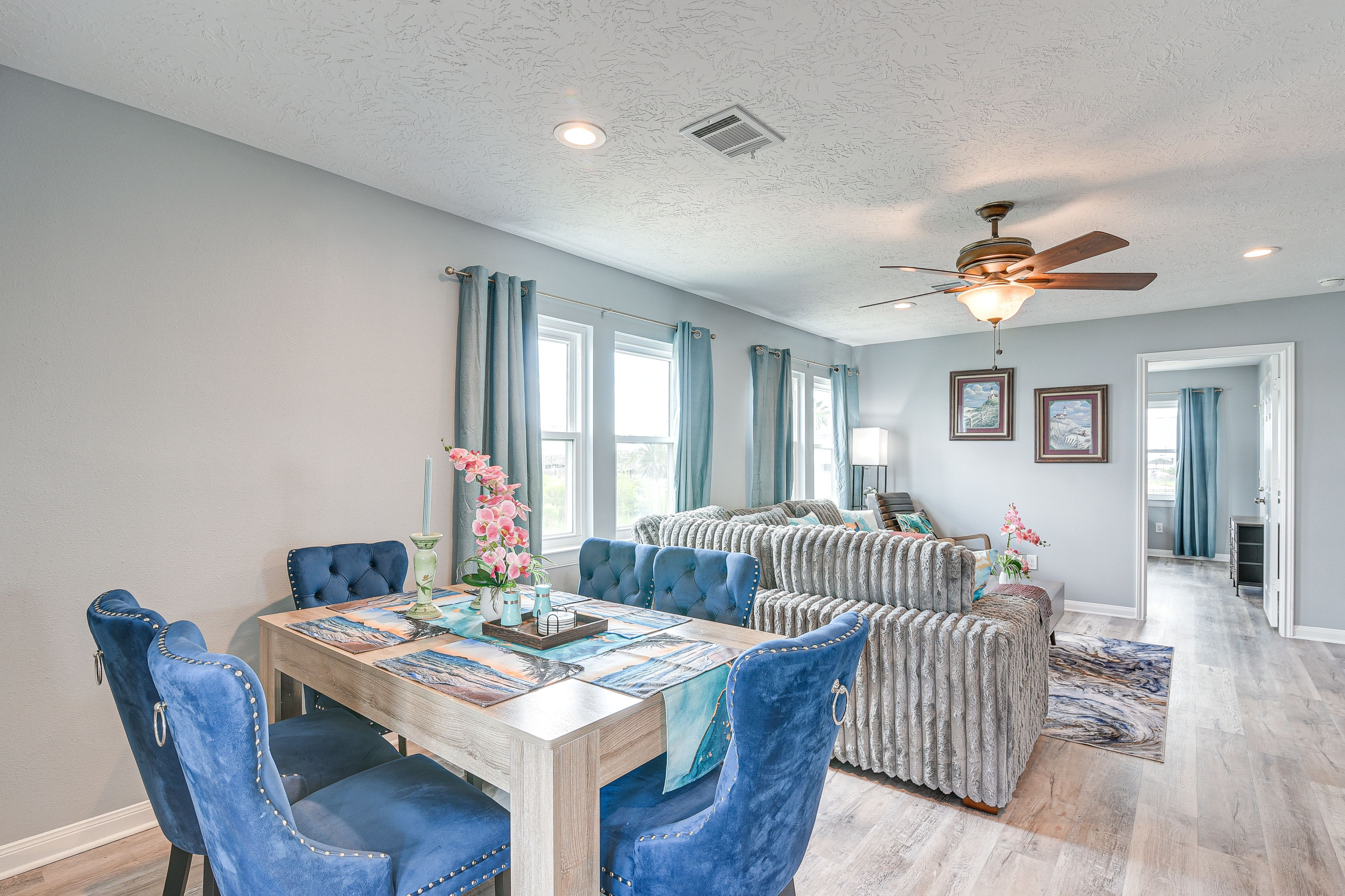 Dining Area | Dishware/Flatware Provided