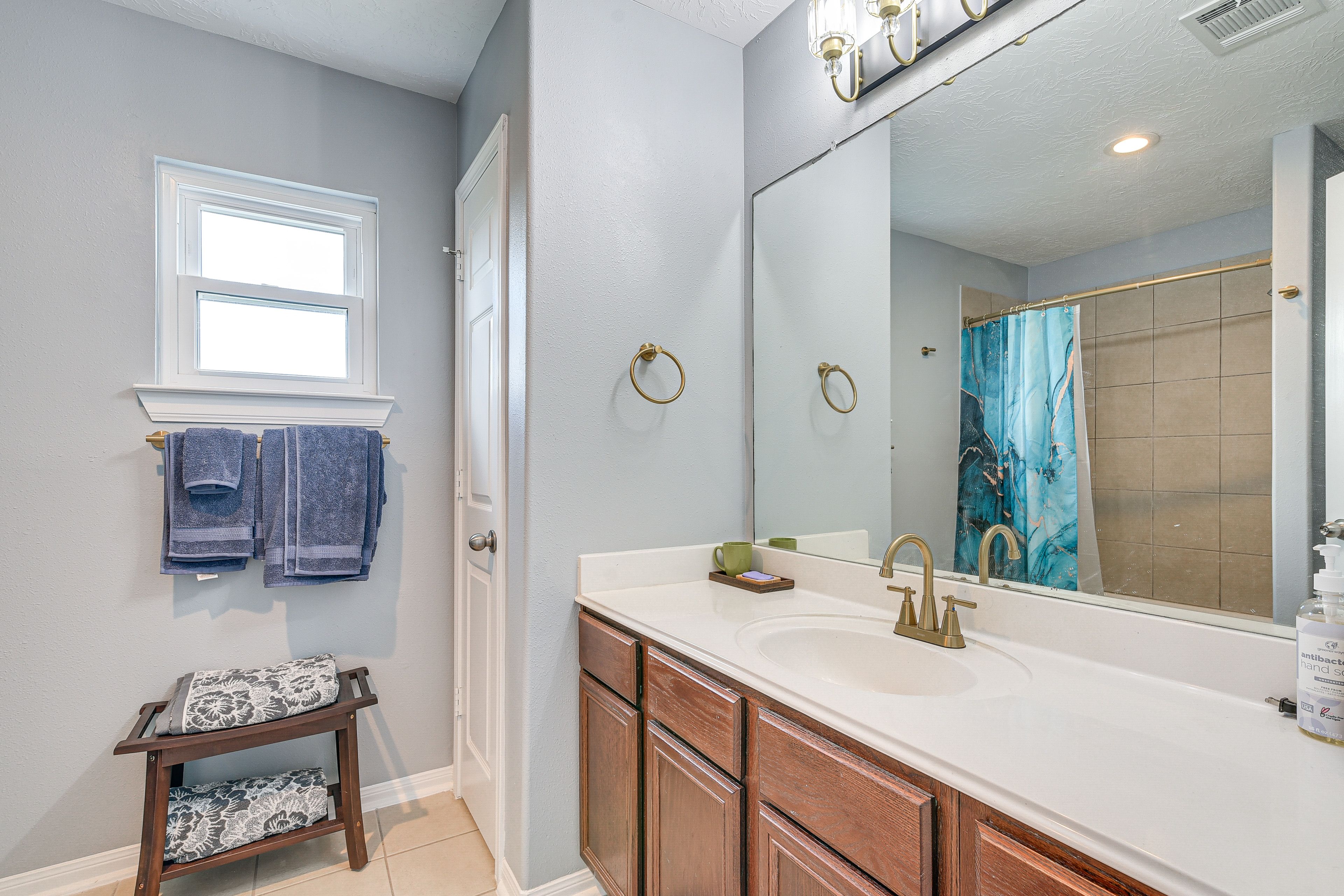 Full Bathroom | Towels Provided