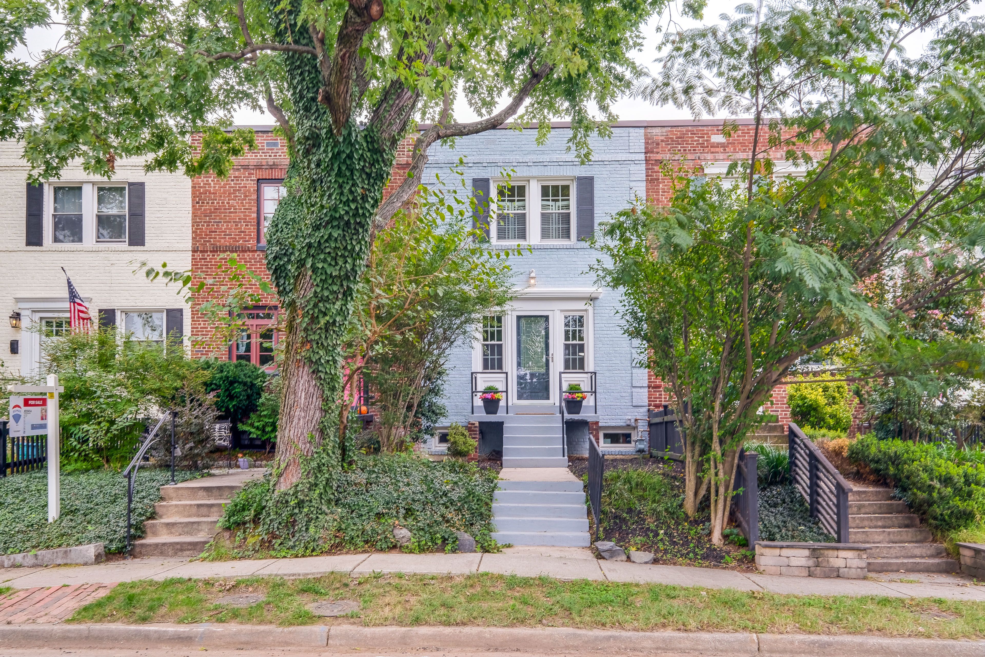 3-Level Townhome | Self Check-In | Walking Distance to Restaurants & Bars