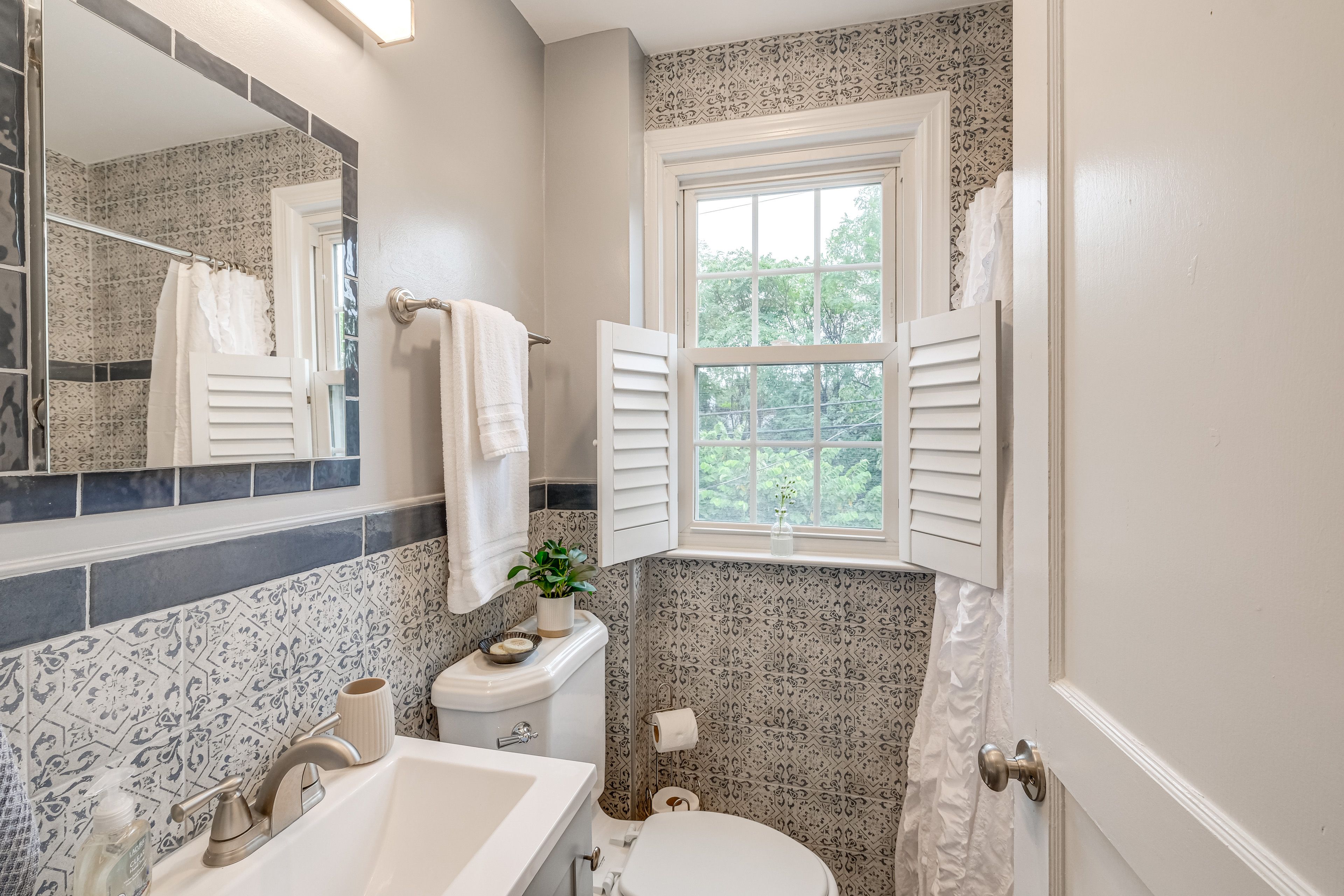 Bathroom | Upper Level | Towels Provided | Complimentary Toiletries | Hair Dryer