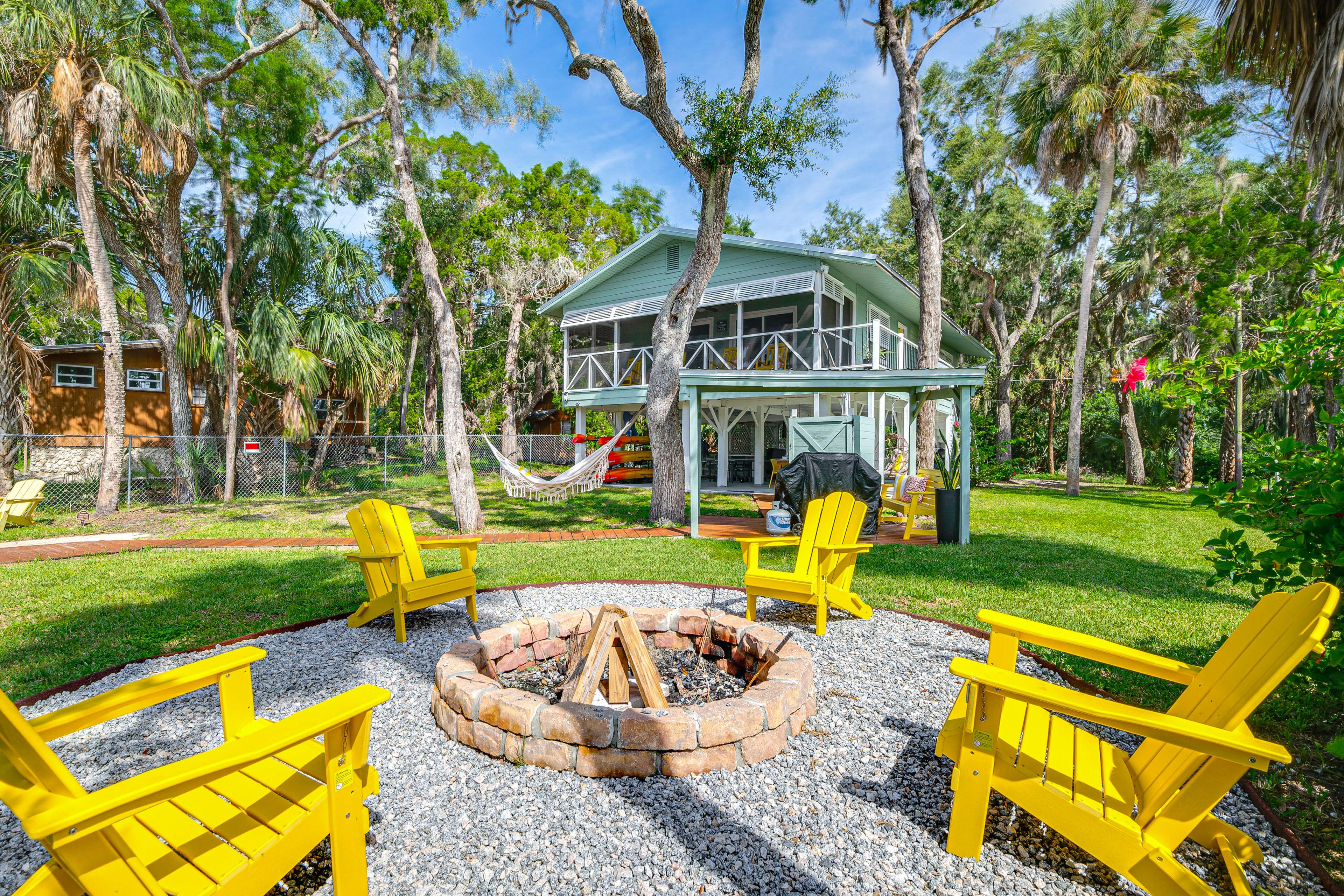 Crystal River Vacation Rental | 2BR | 2BA | 912 Sq Ft | Stairs Required