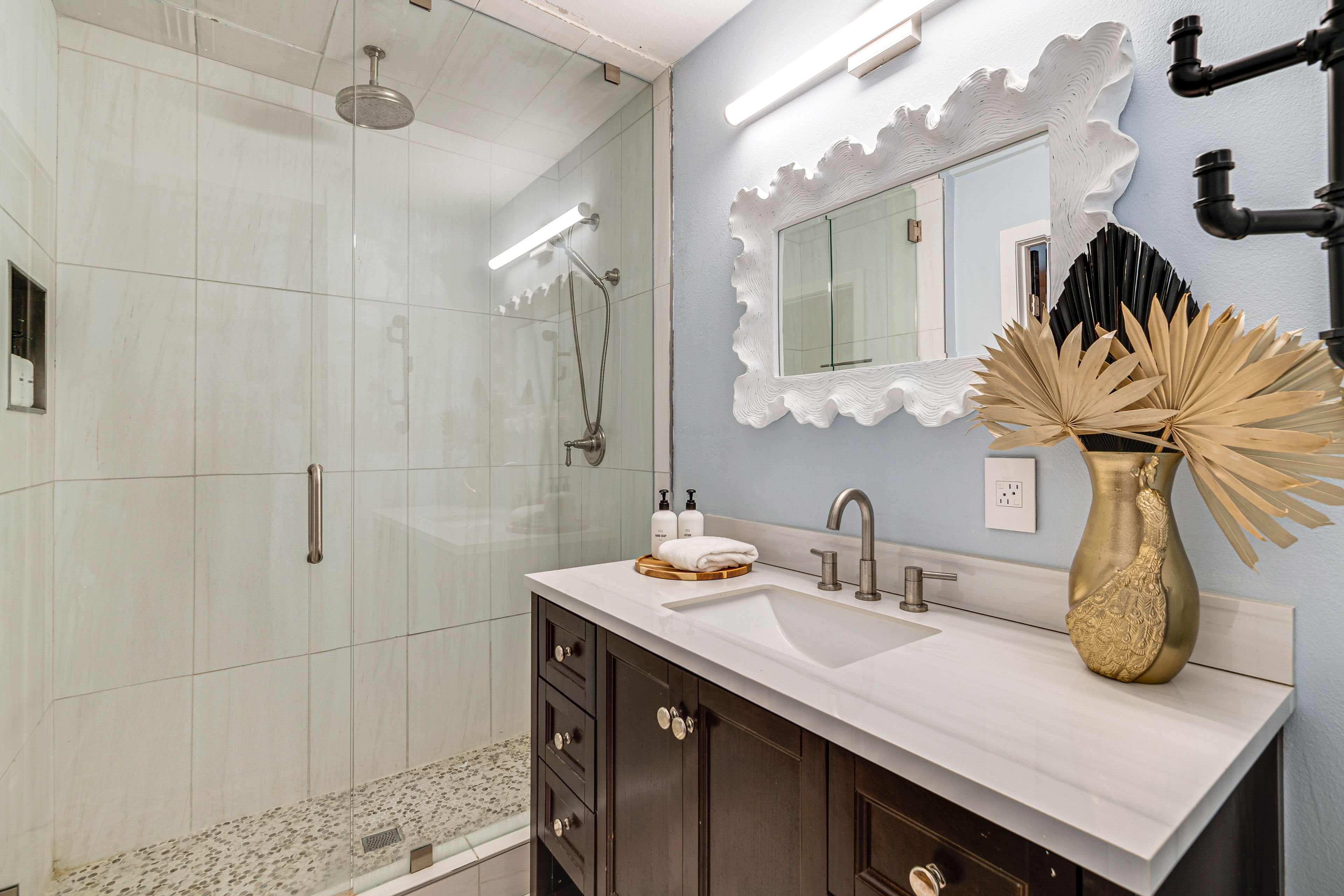 Full Bathroom | Complimentary Toiletries | Towels Provided