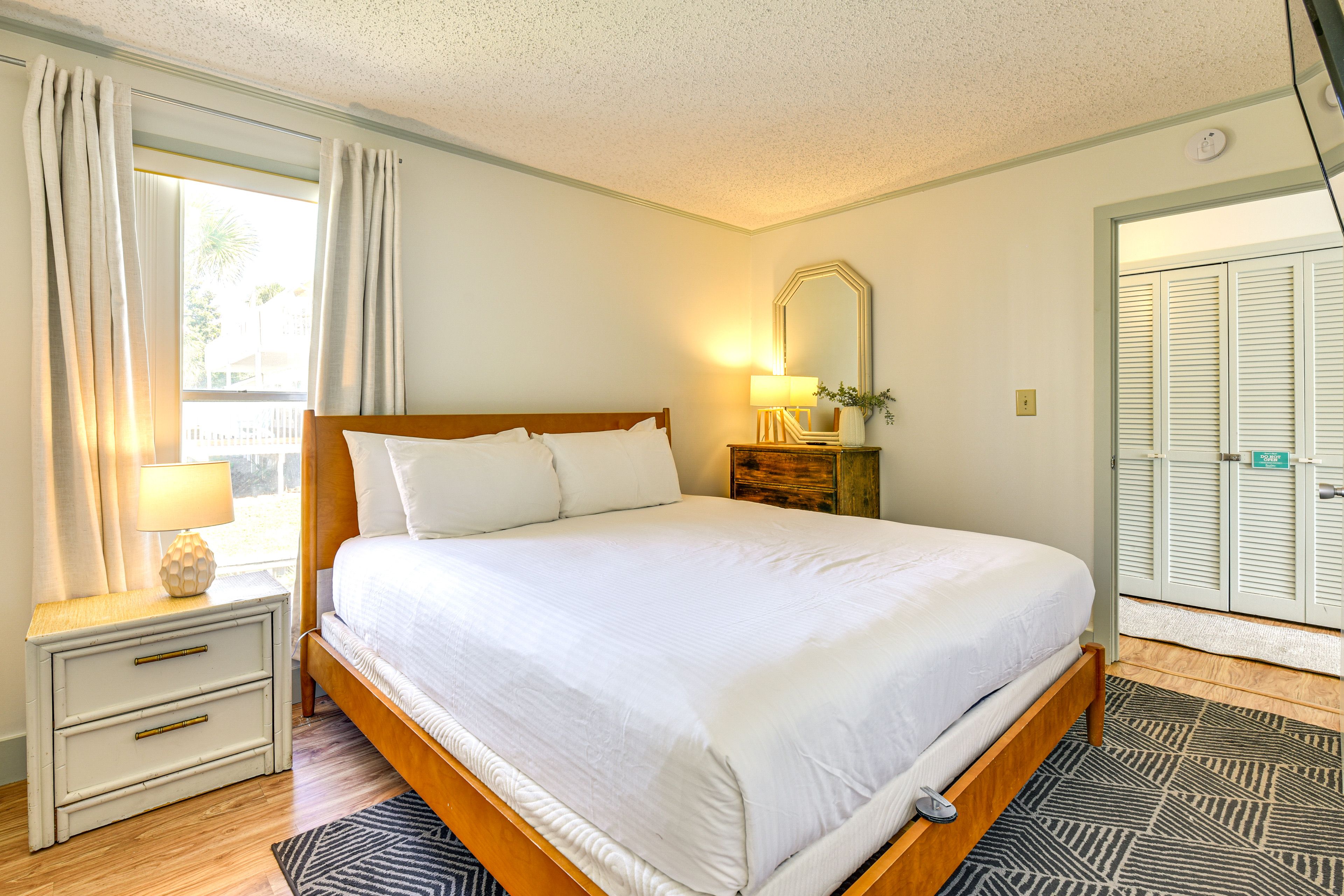 Bedroom | King Bed | Smart TV