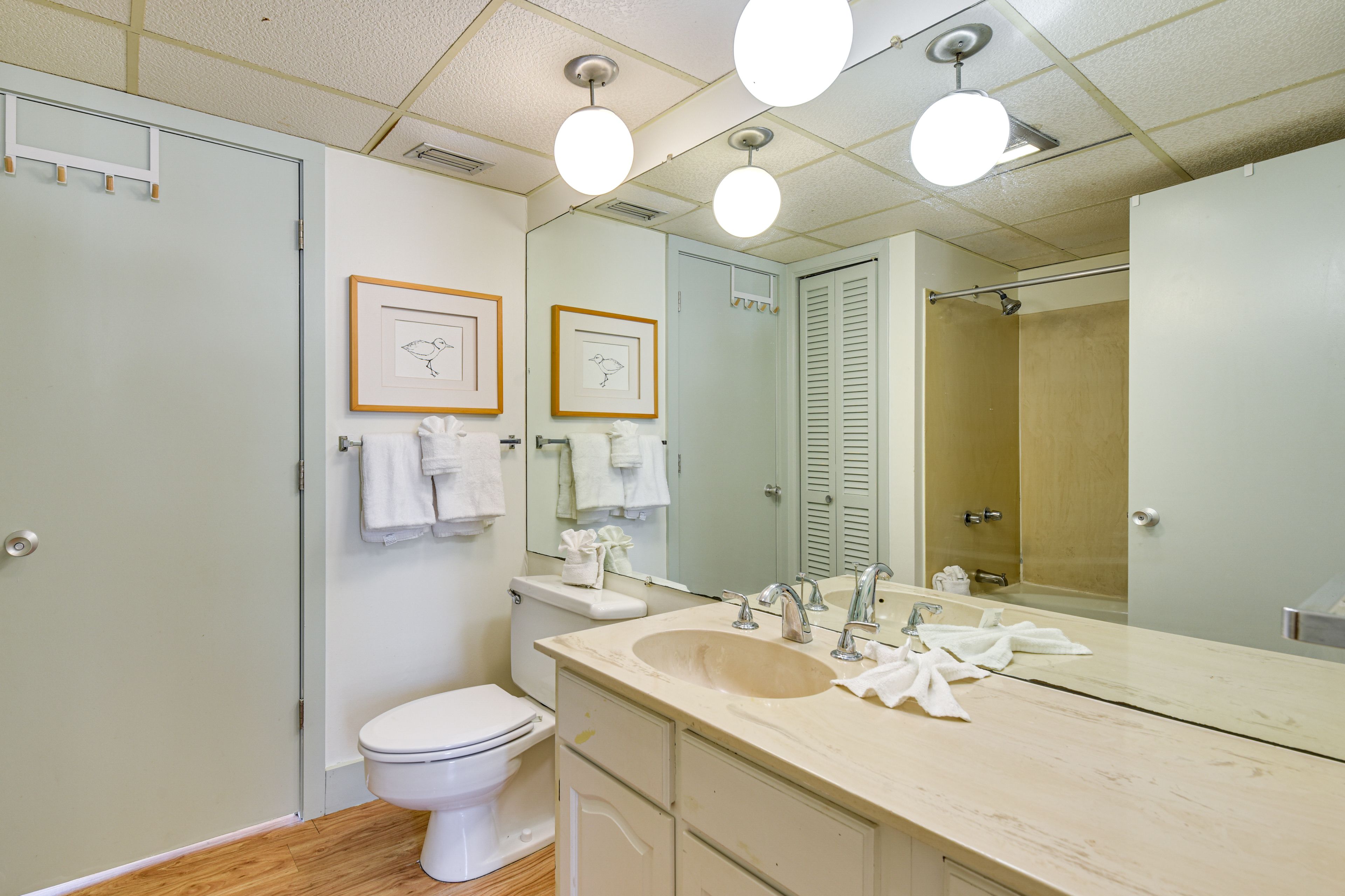 Full Bathroom | Towels Provided | Complimentary Toiletries