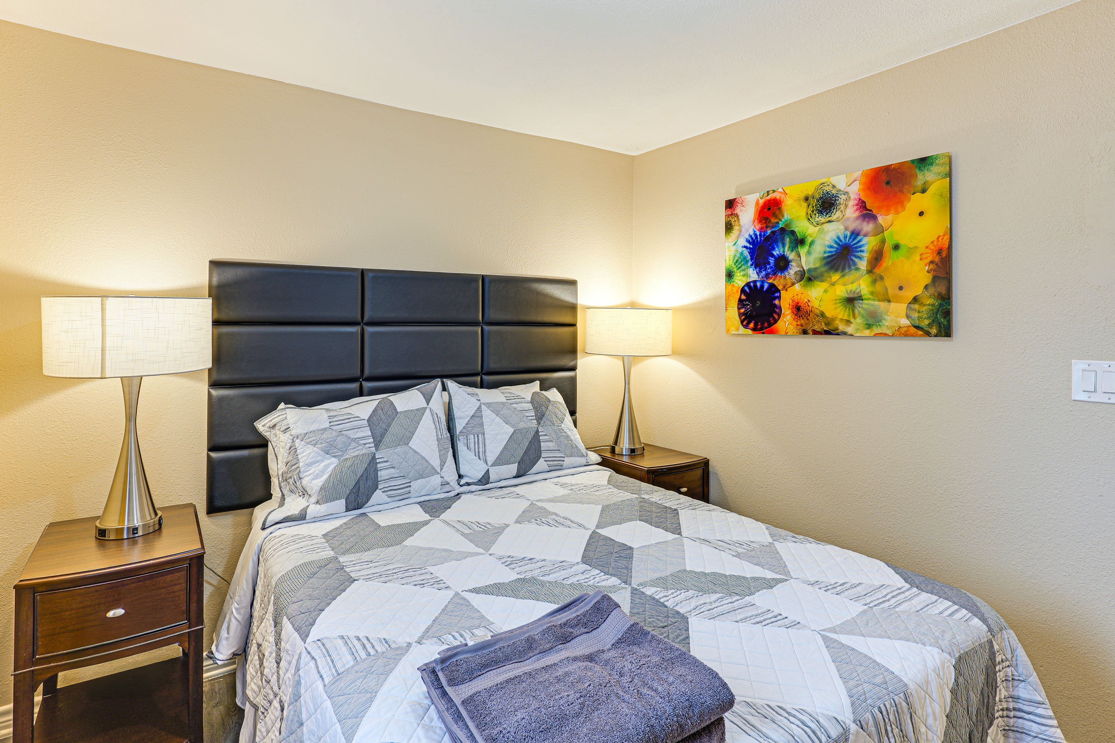 Bedroom 1 | Queen Bed