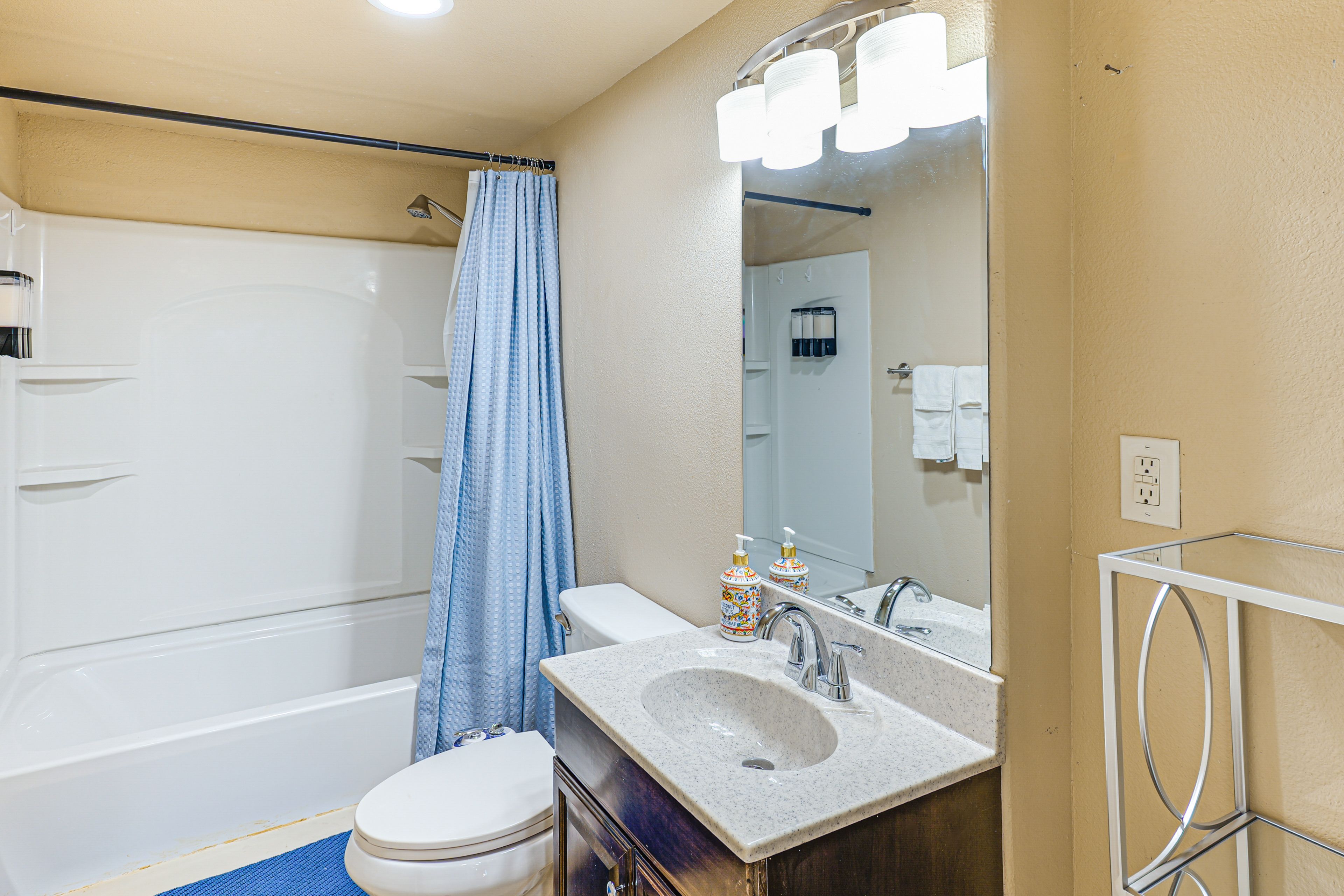 Full Bathroom | Towels Provided | Complimentary Toiletries