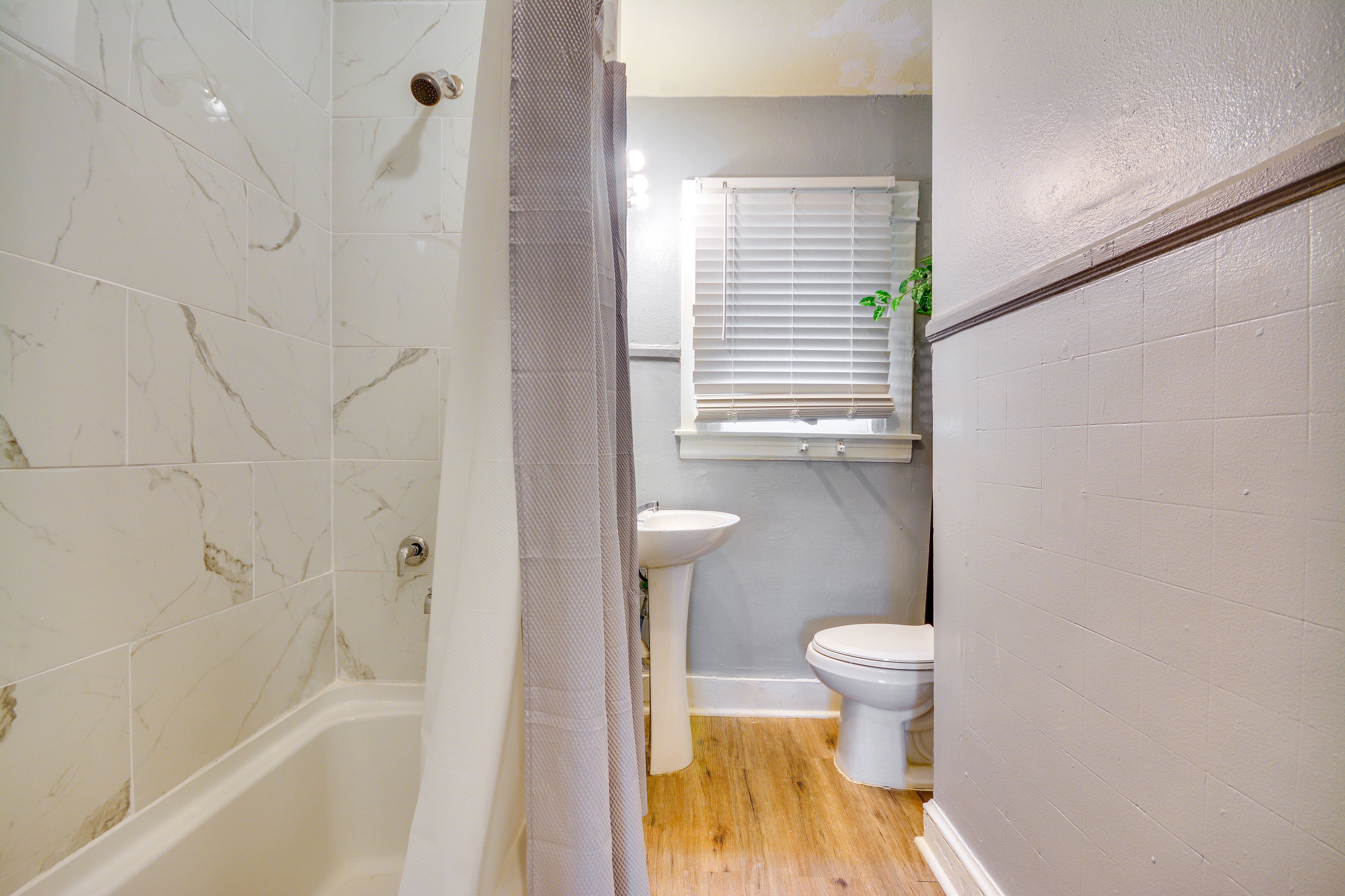 Full Bathroom | Towels Provided