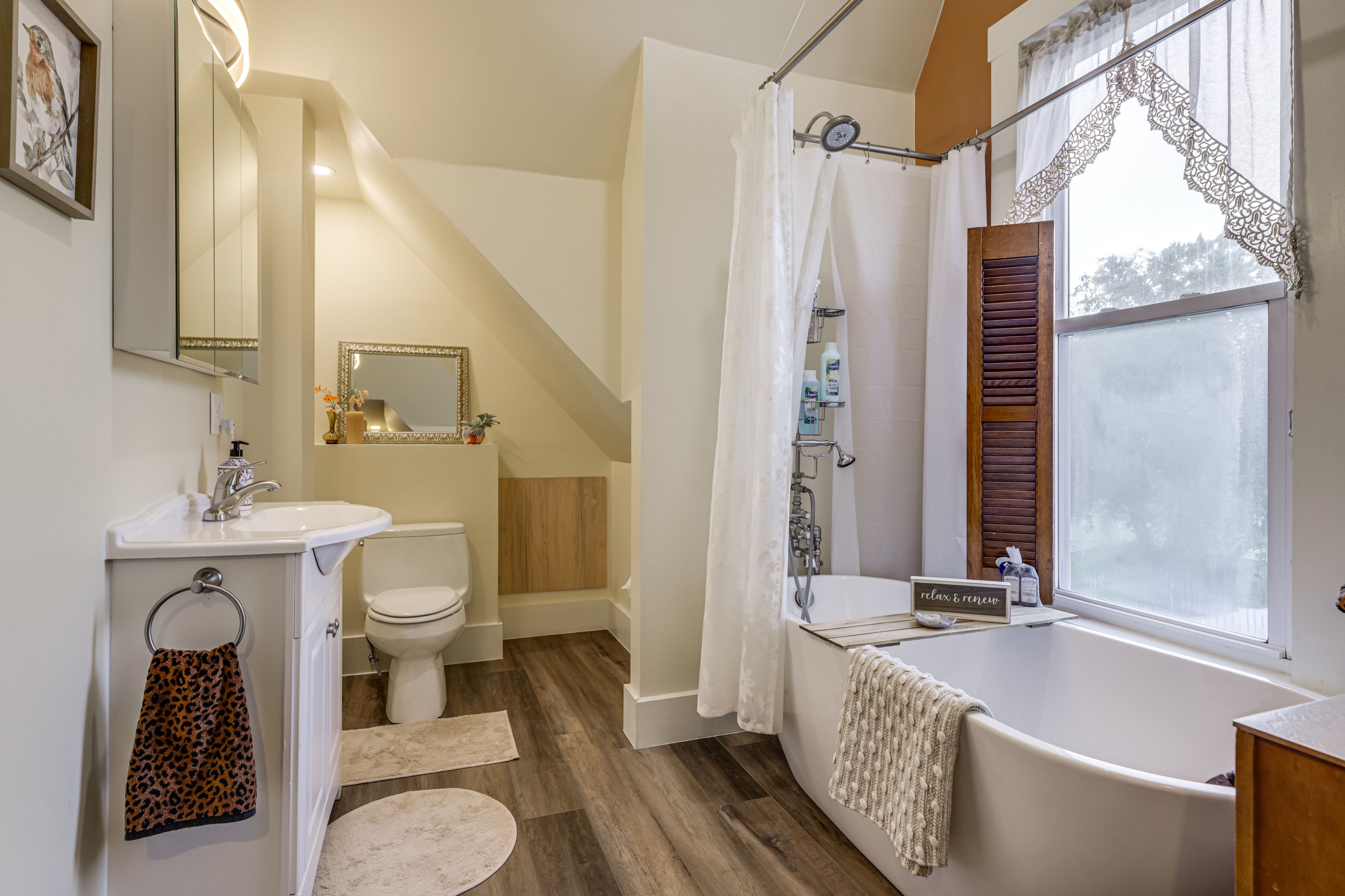 Full Bathroom | 2nd Floor