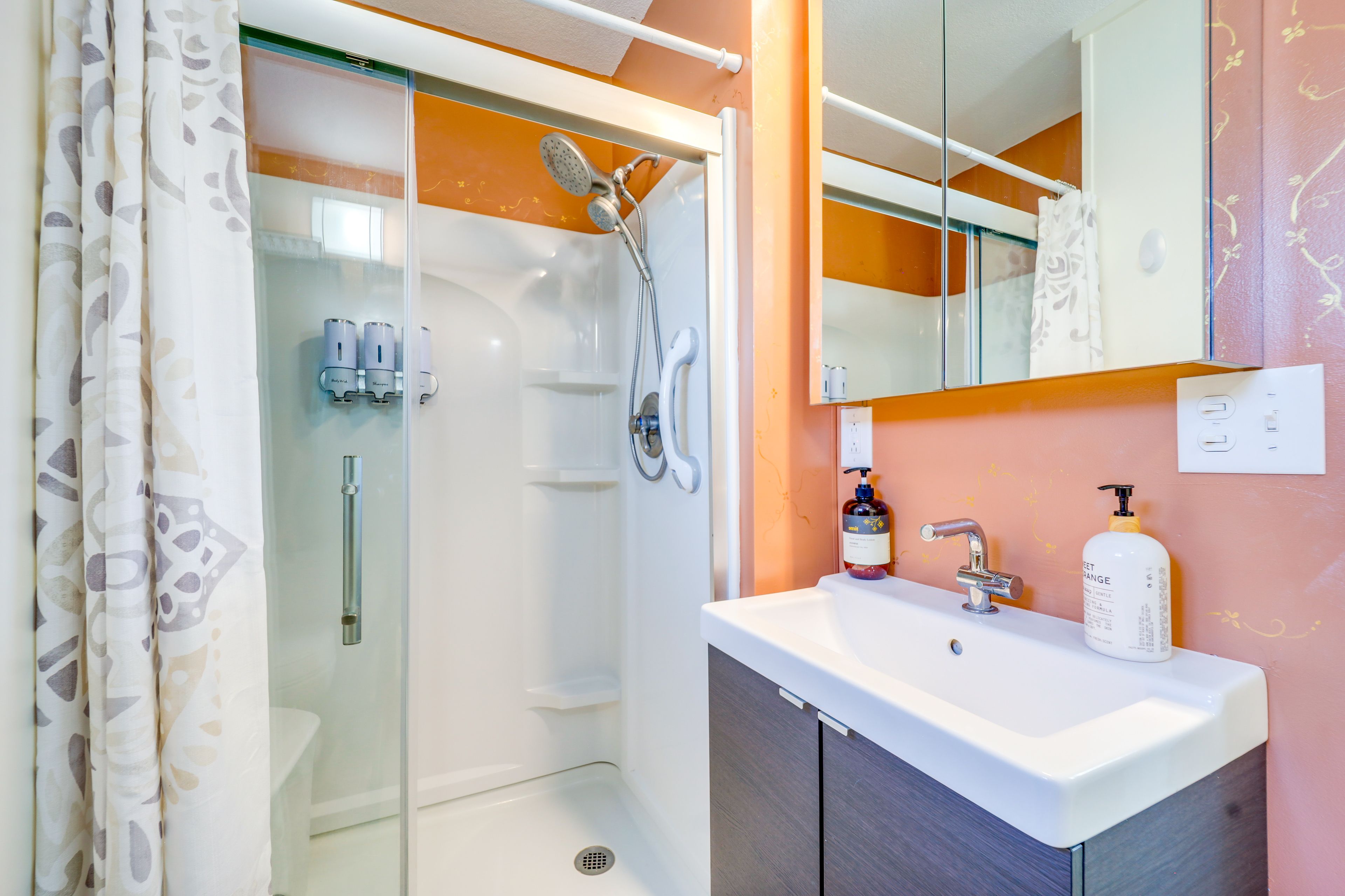 Full Bathroom | Towels Provided | 1st Floor