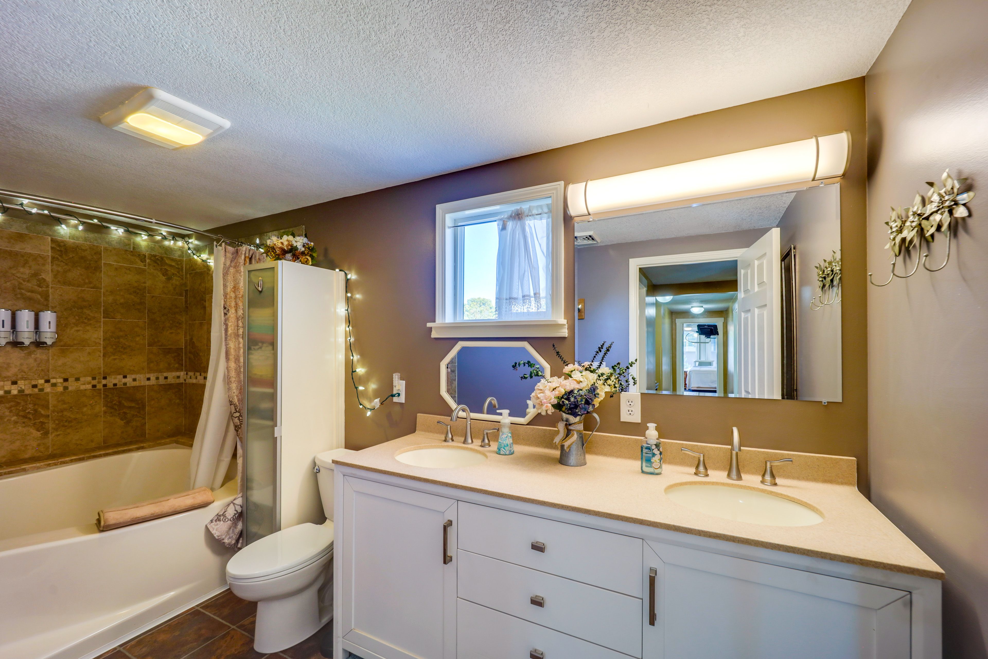 Full Bathroom | 2nd Floor