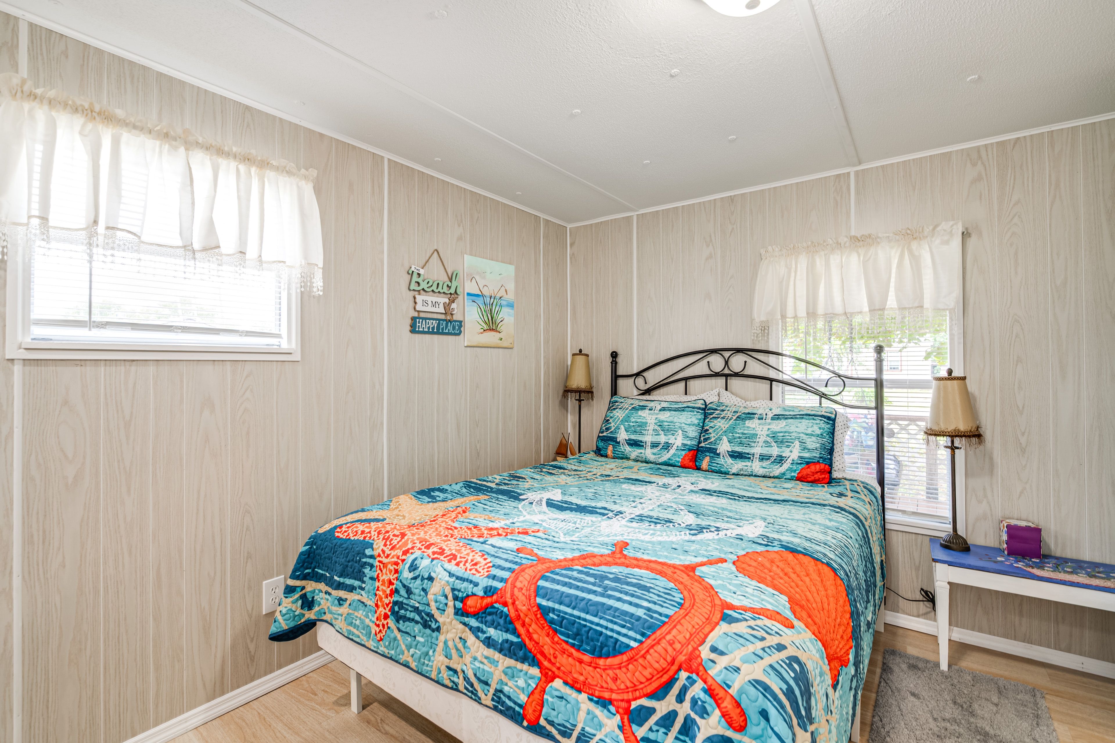Bedroom 1 | Queen Bed