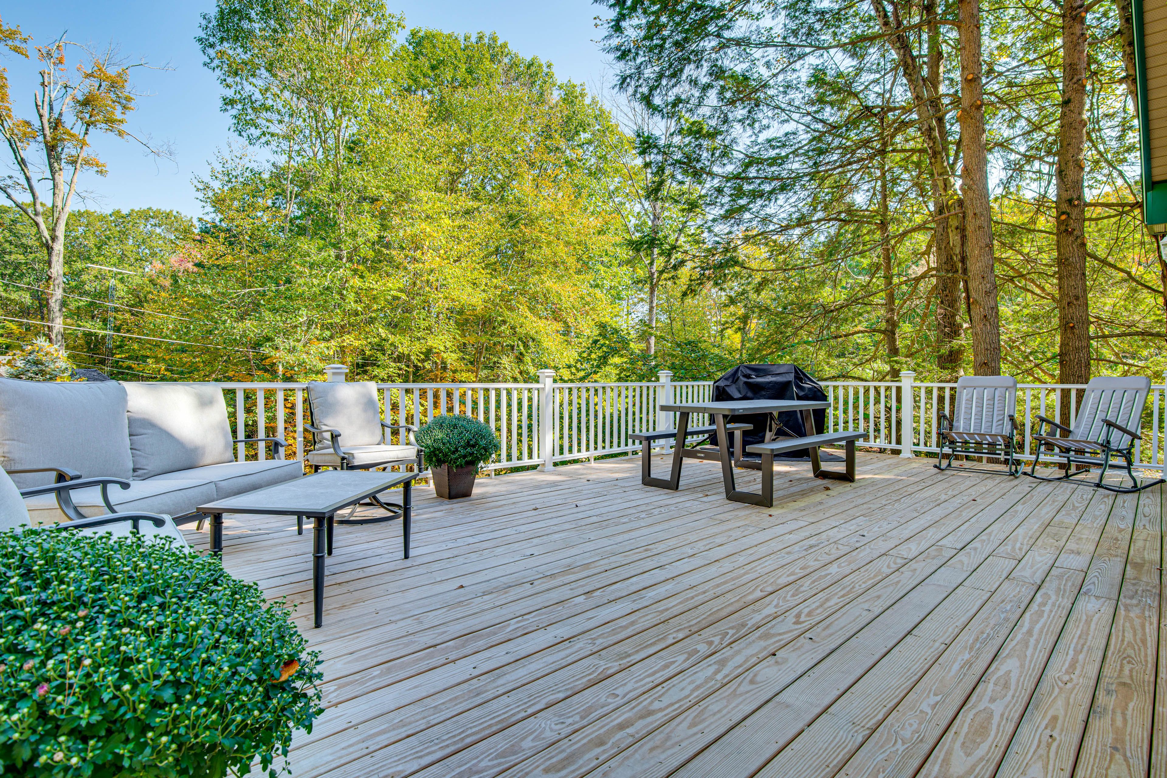 Deck | Gas Grill | Picnic Table | Lounge Seating | 2 Rocking Chairs