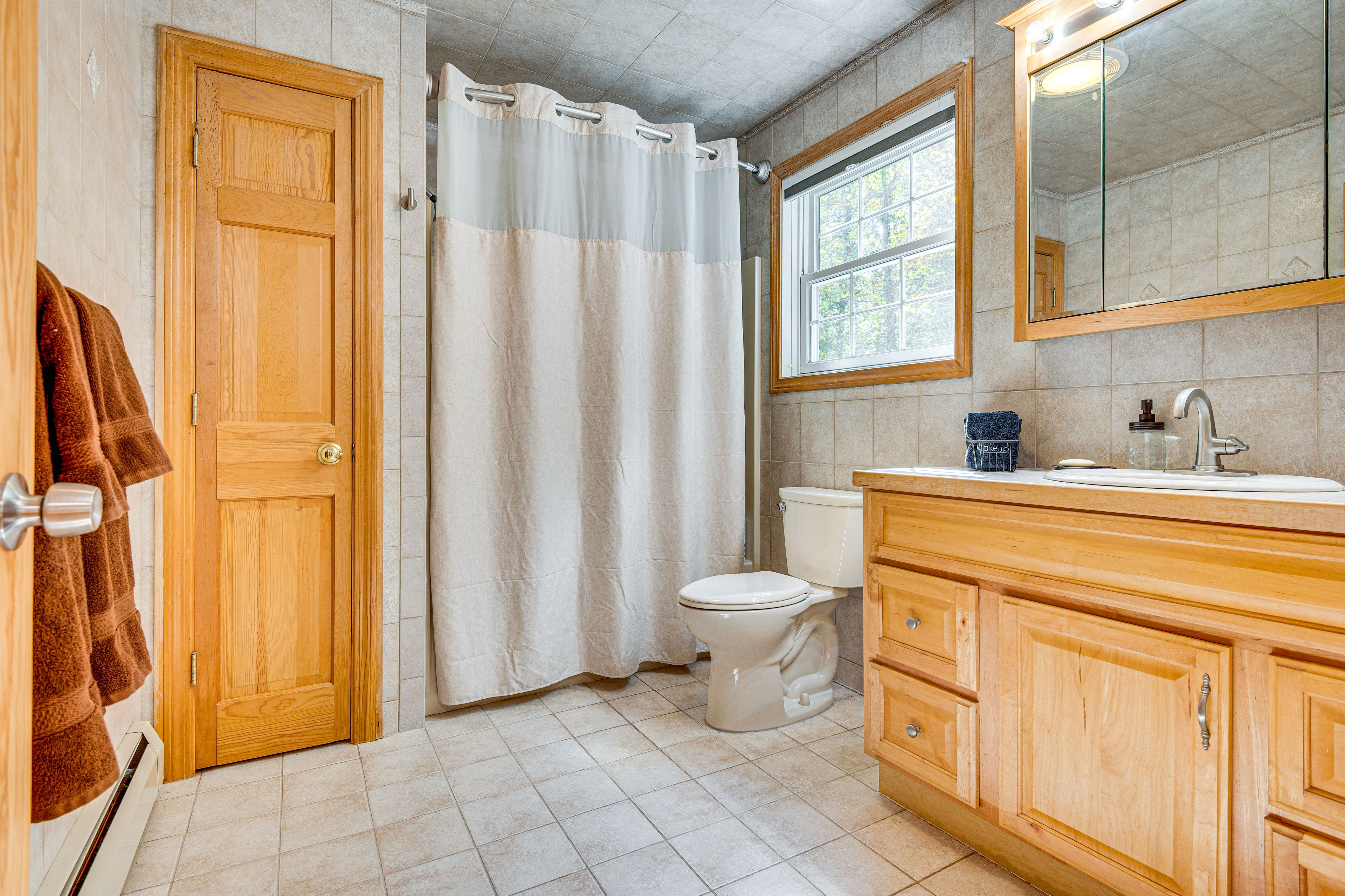 Full Bathroom | Main Level | Complimentary Toiletries | Towels Provided
